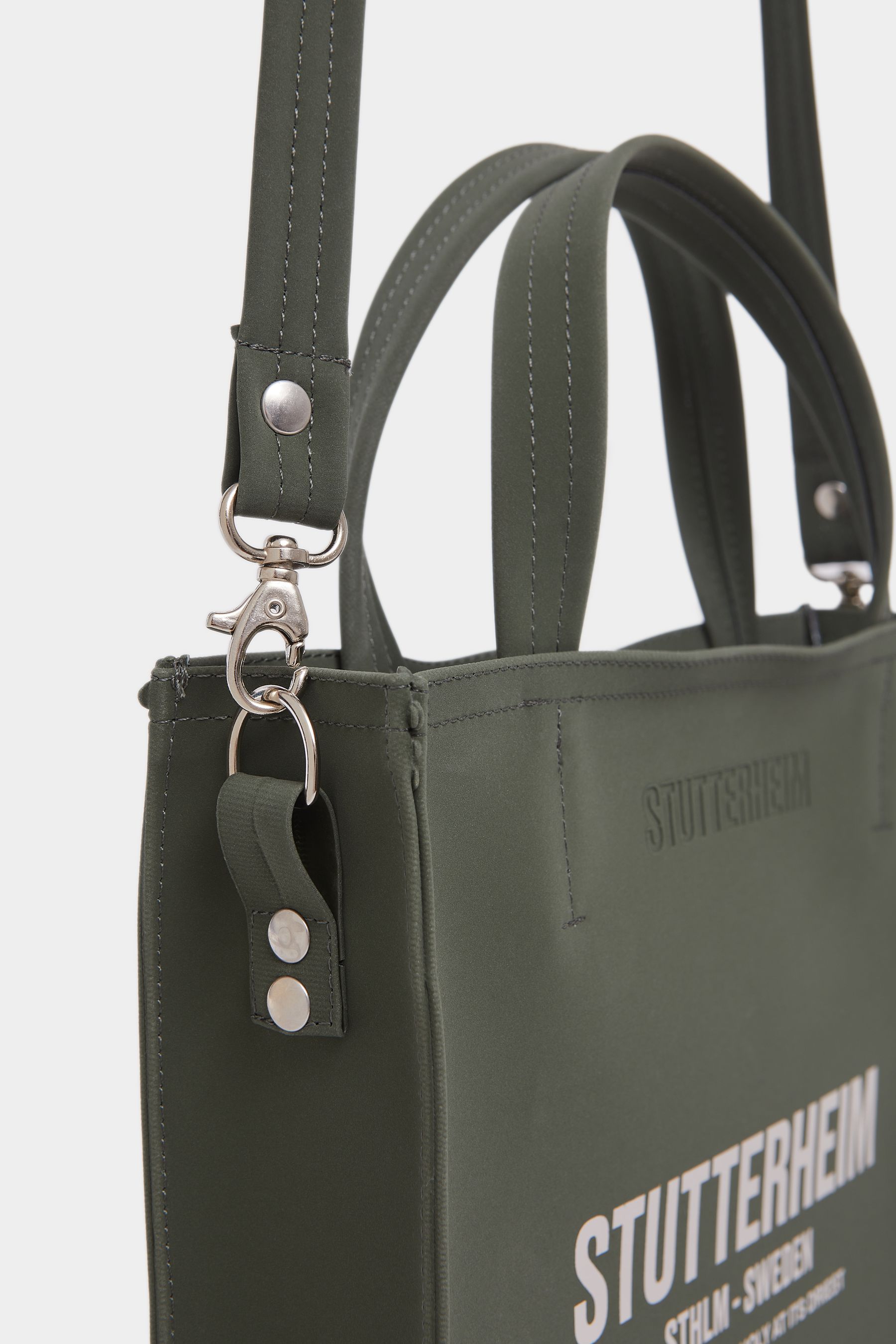 stutterheim djursholm matte bag dark green accessories bags tote-bags