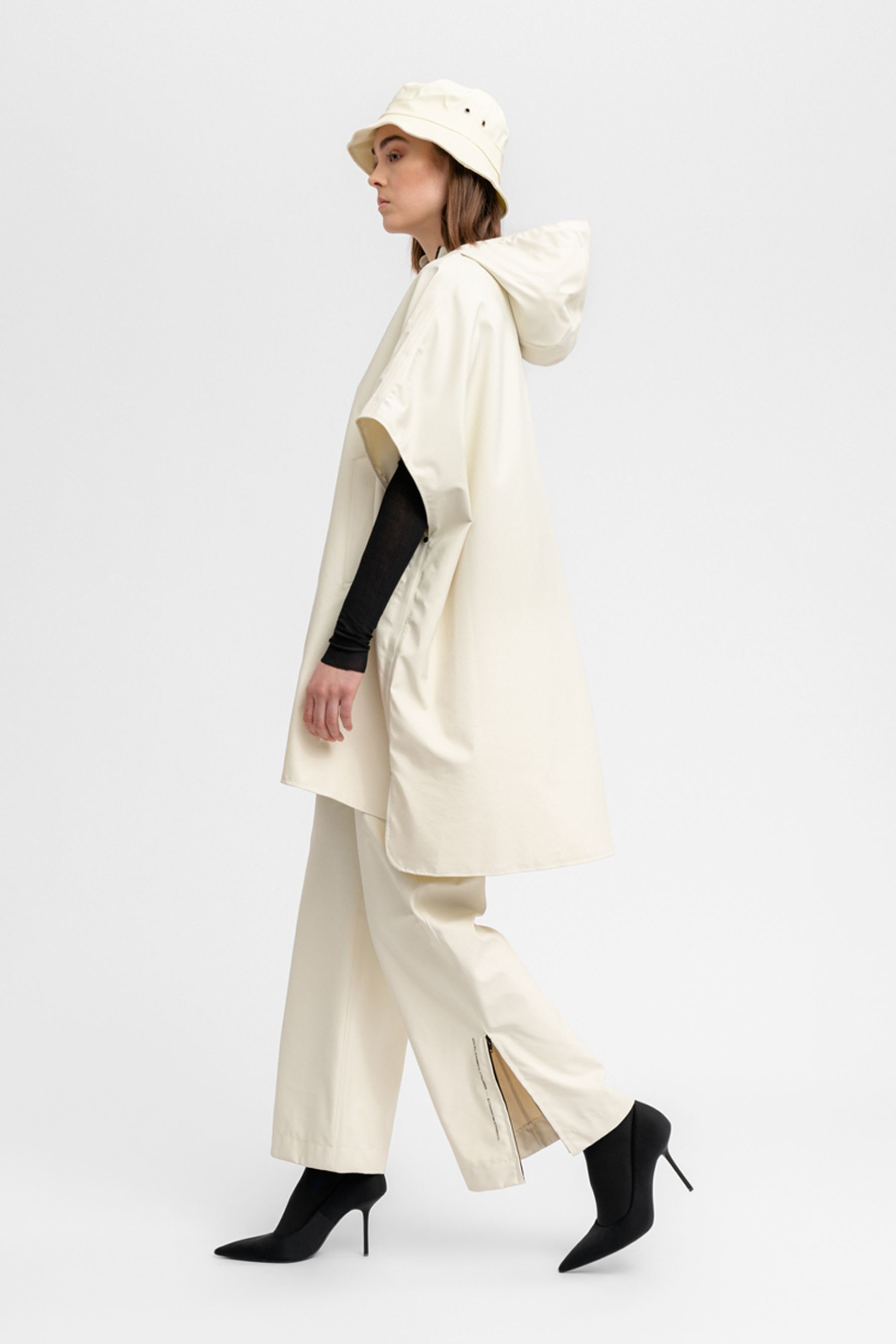 stutterheim lomma lightweight zip coconut women jackets ponchos