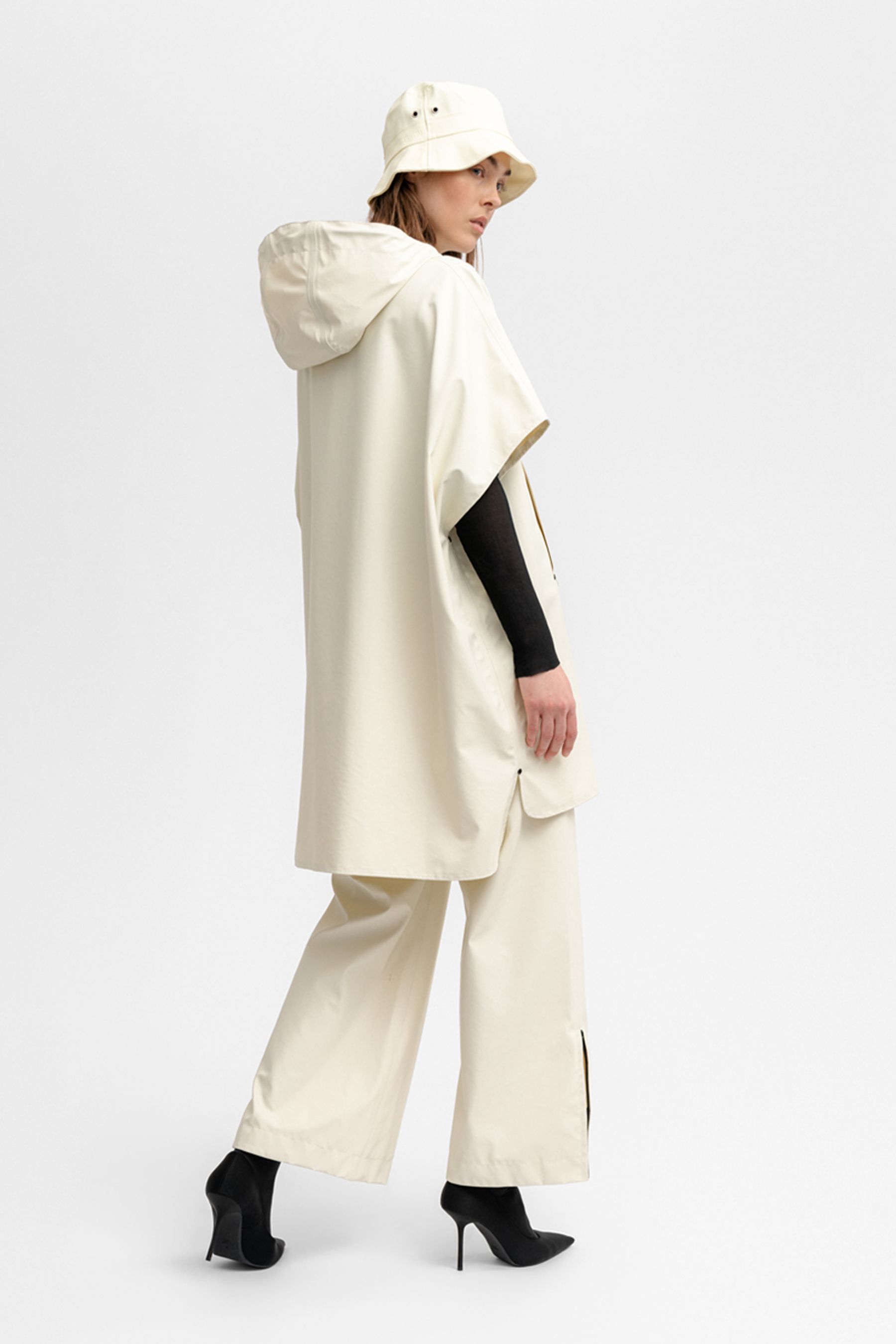 stutterheim lomma lightweight zip coconut women jackets ponchos