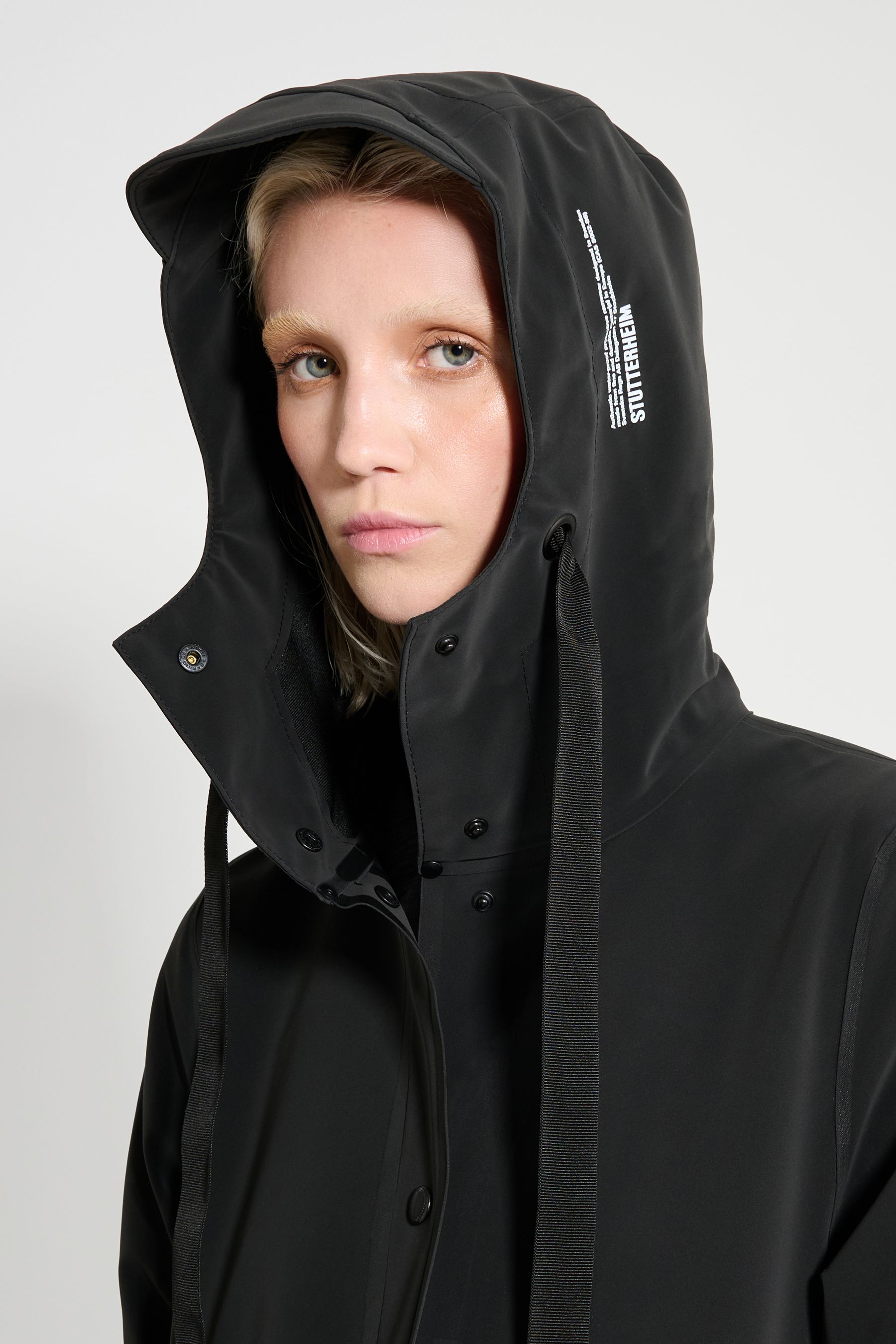 stutterheim mosebacke 15 matte black women jackets raincoats