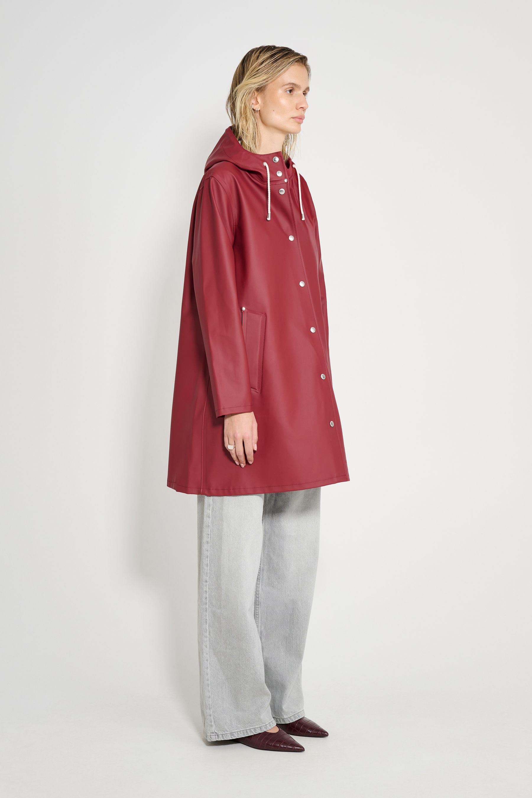 stutterheim mosebacke raincoat burgundy spring-pop-up-colours