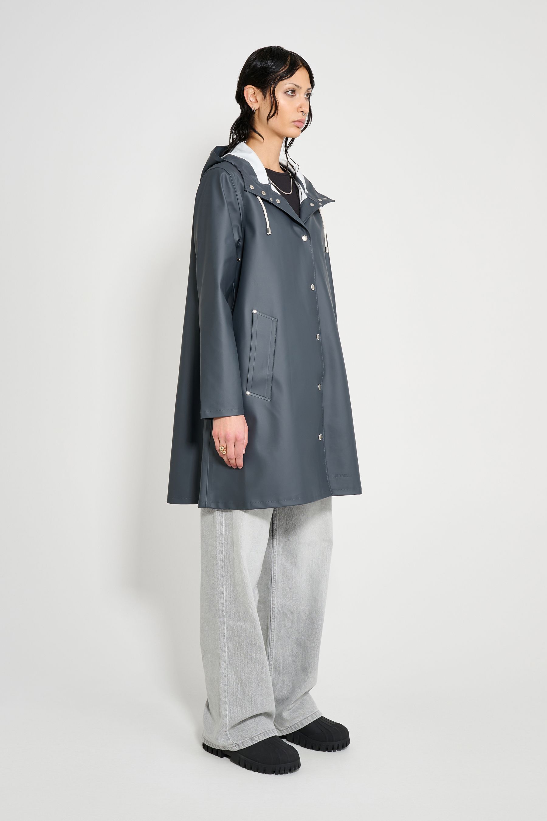 stutterheim mosebacke raincoat charcoal women jackets raincoats