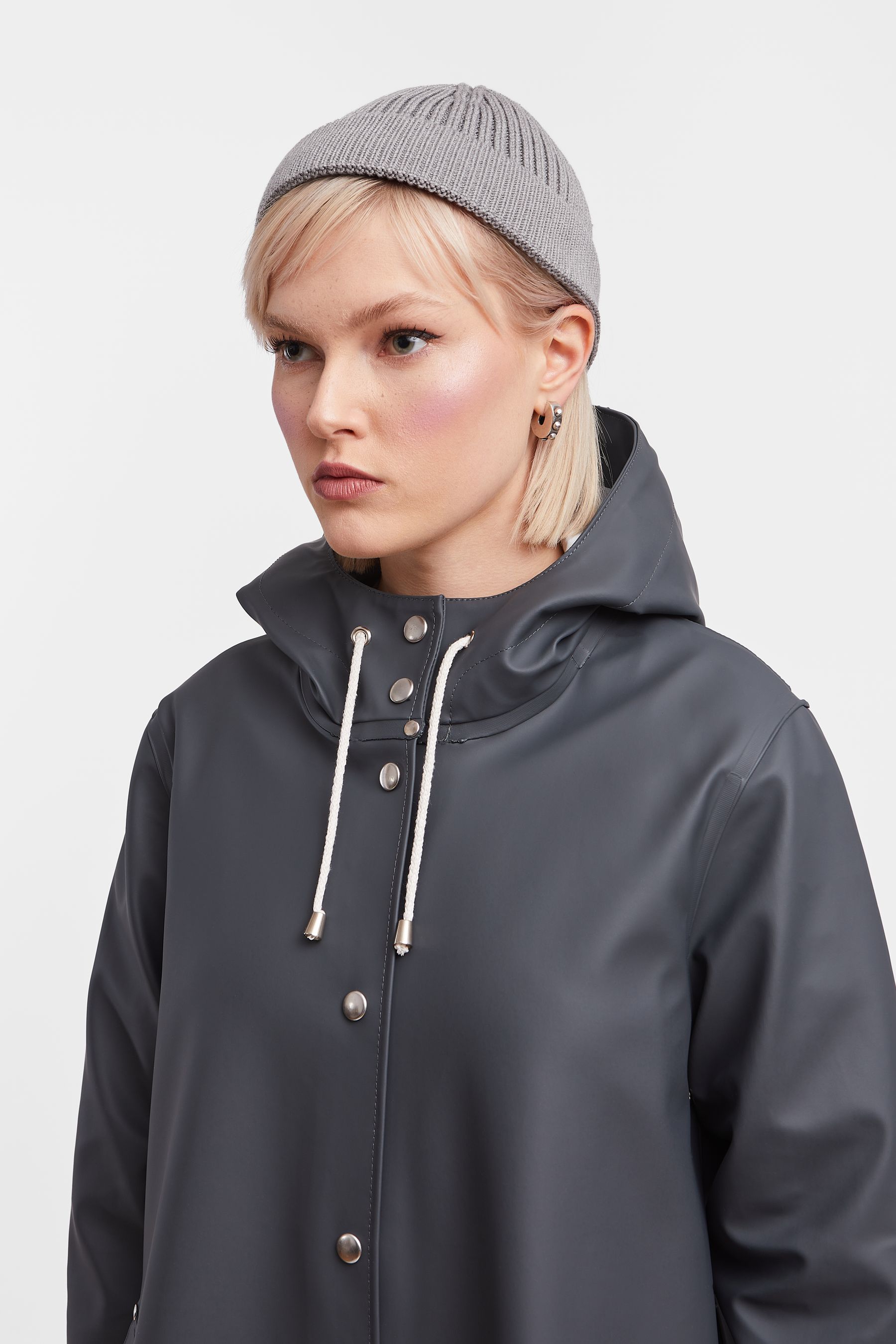 stutterheim mosebacke raincoat charcoal women jackets raincoats