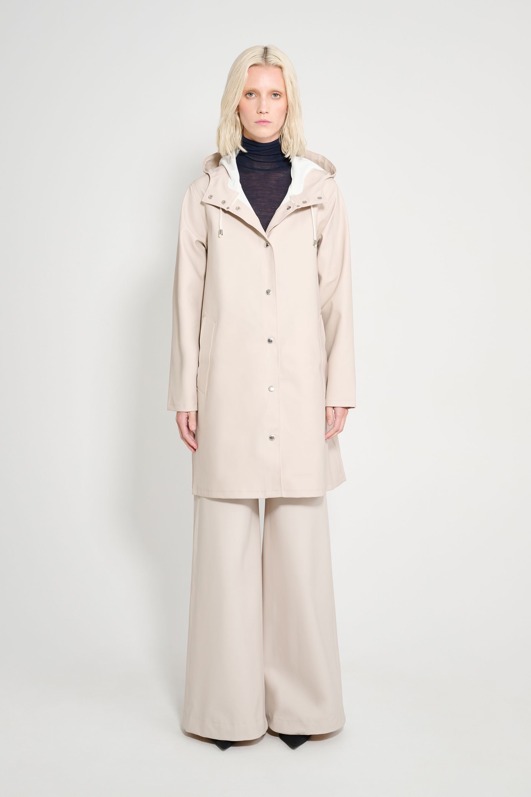 stutterheim mosebacke raincoat light sand women jackets raincoats