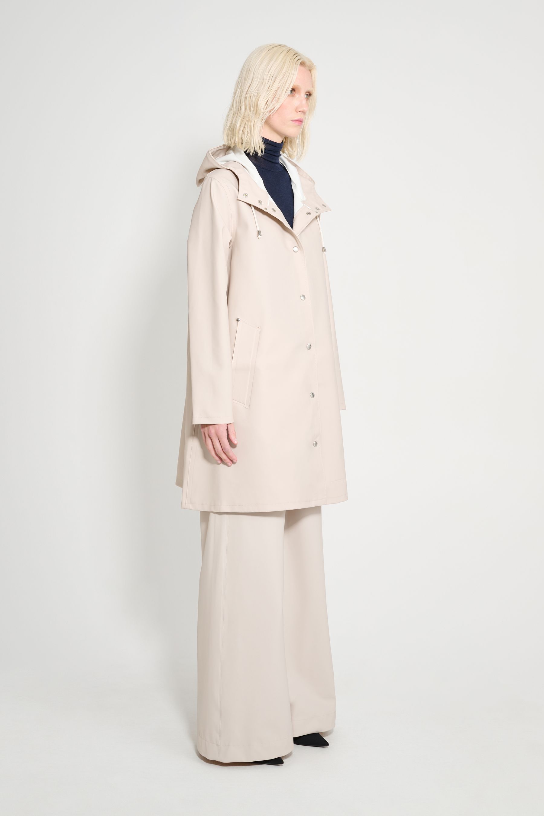 stutterheim mosebacke raincoat light sand women jackets raincoats