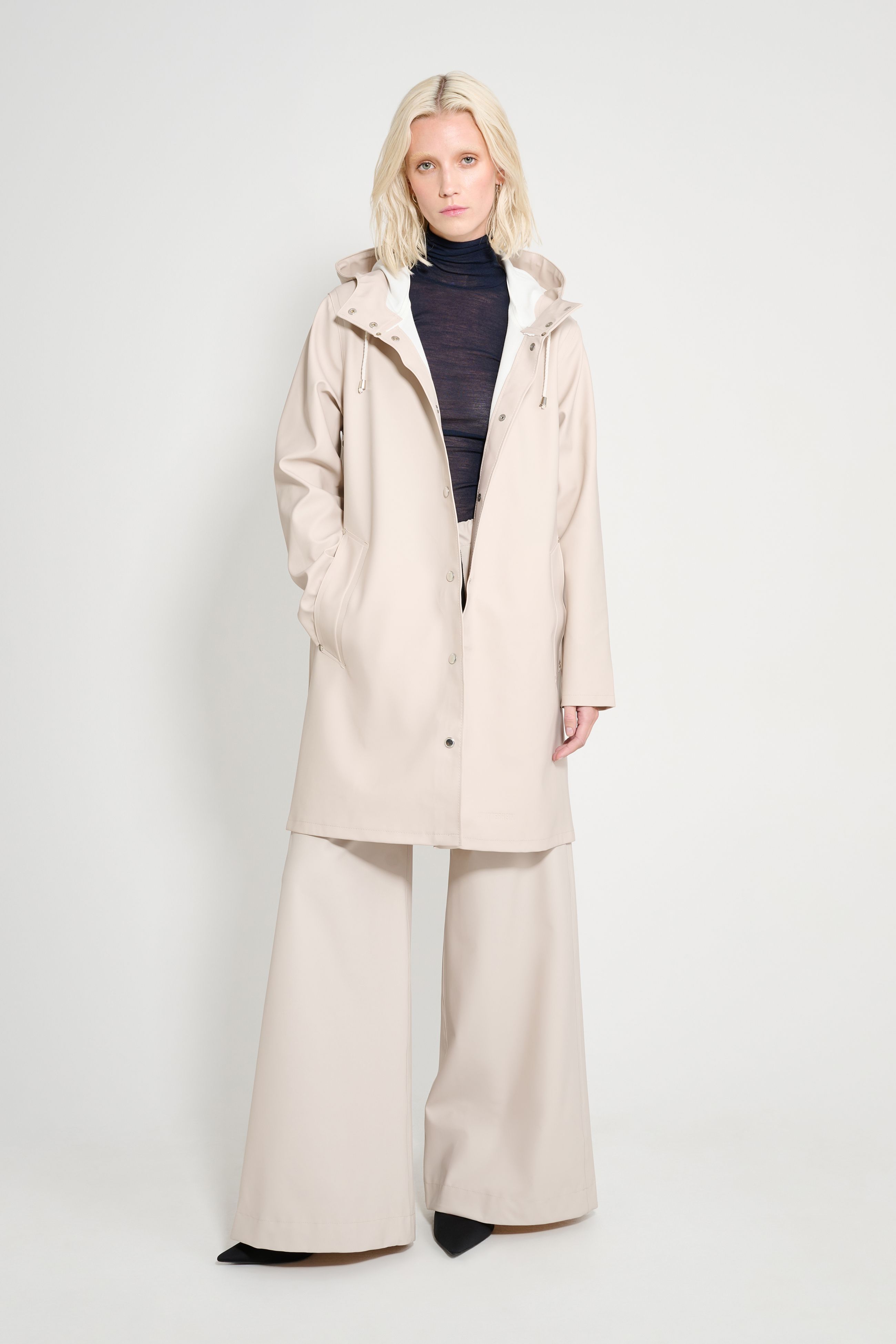 stutterheim mosebacke raincoat light sand women jackets raincoats