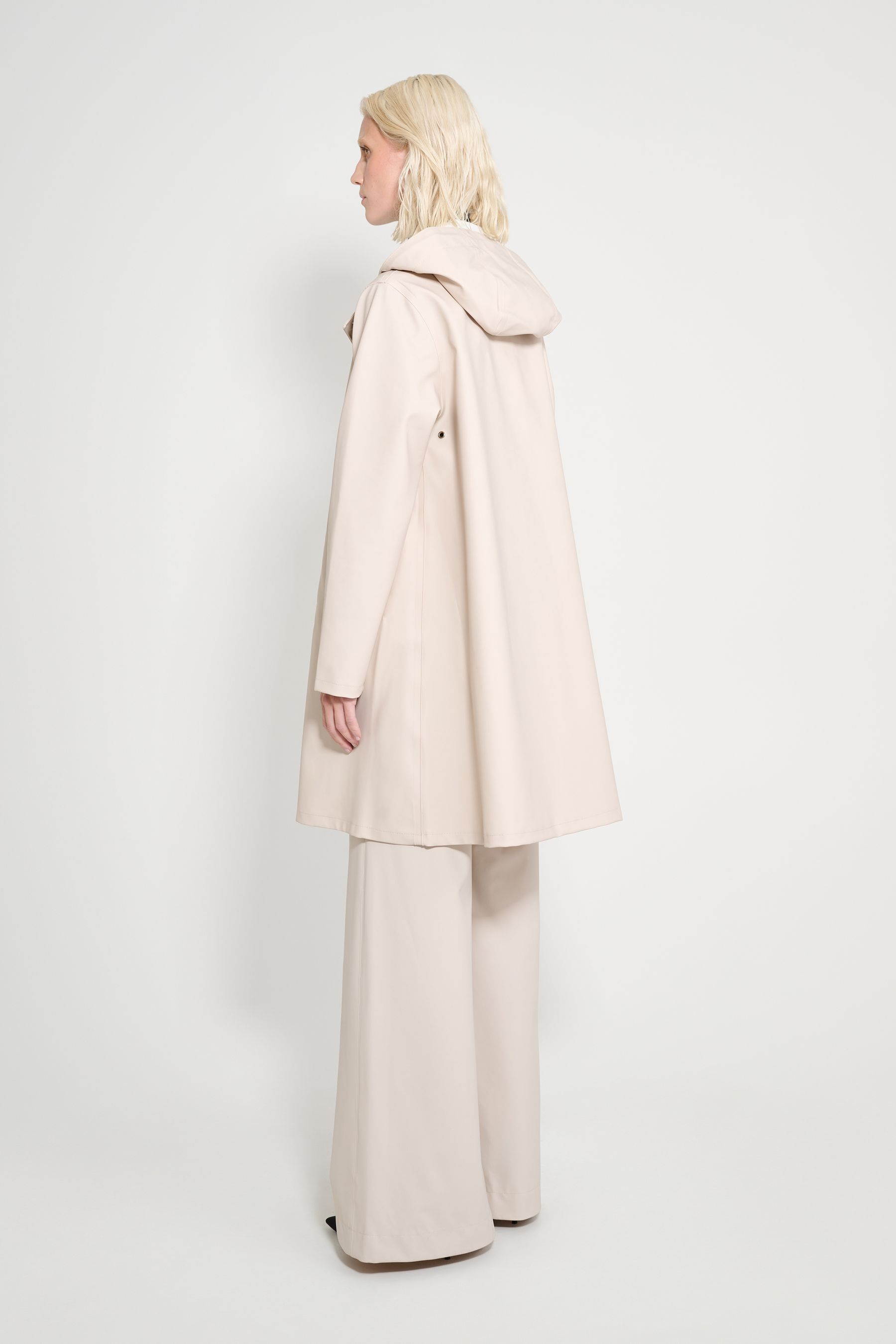 stutterheim mosebacke raincoat light sand women jackets raincoats