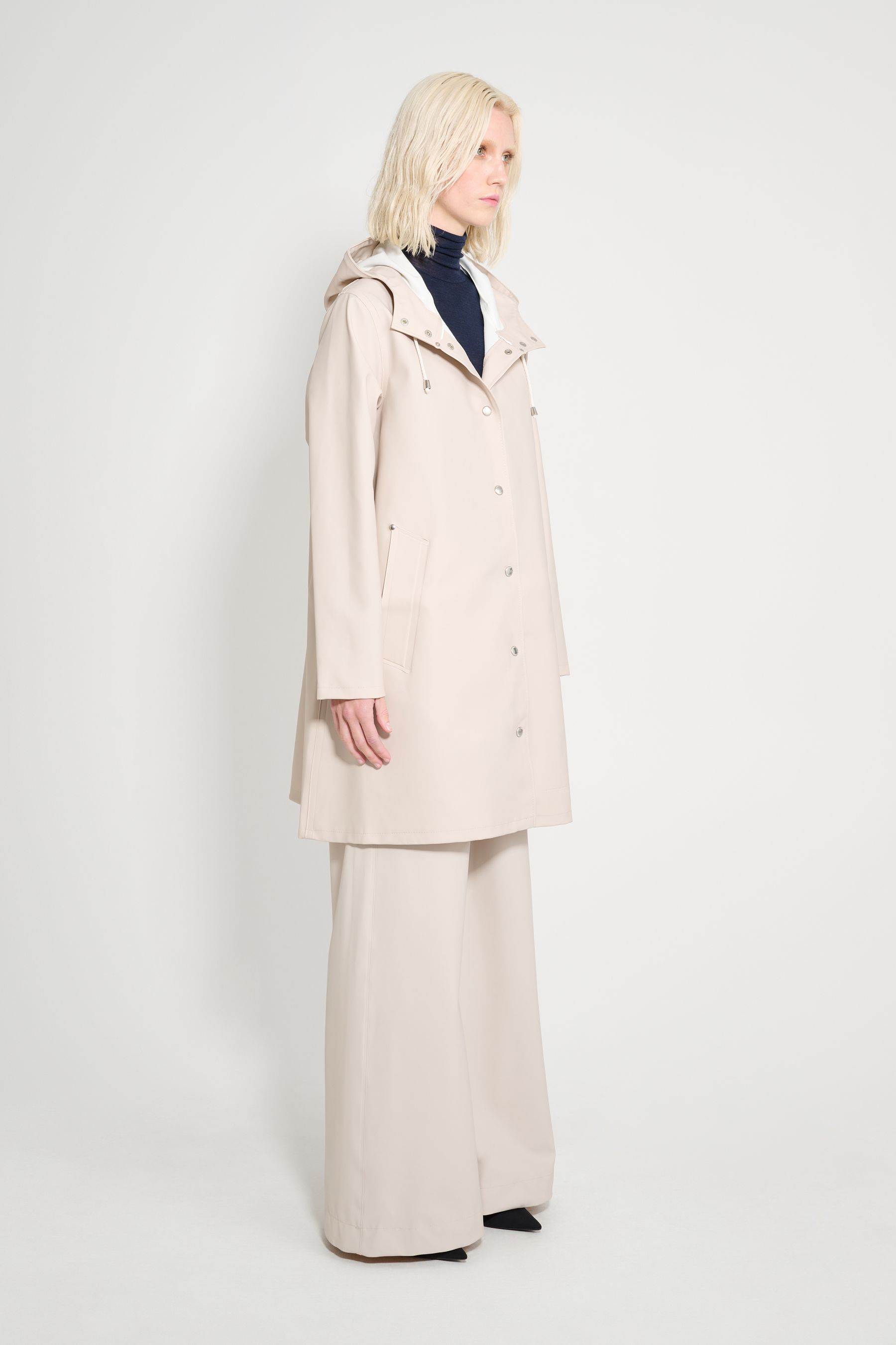 stutterheim mosebacke raincoat light sand women jackets raincoats