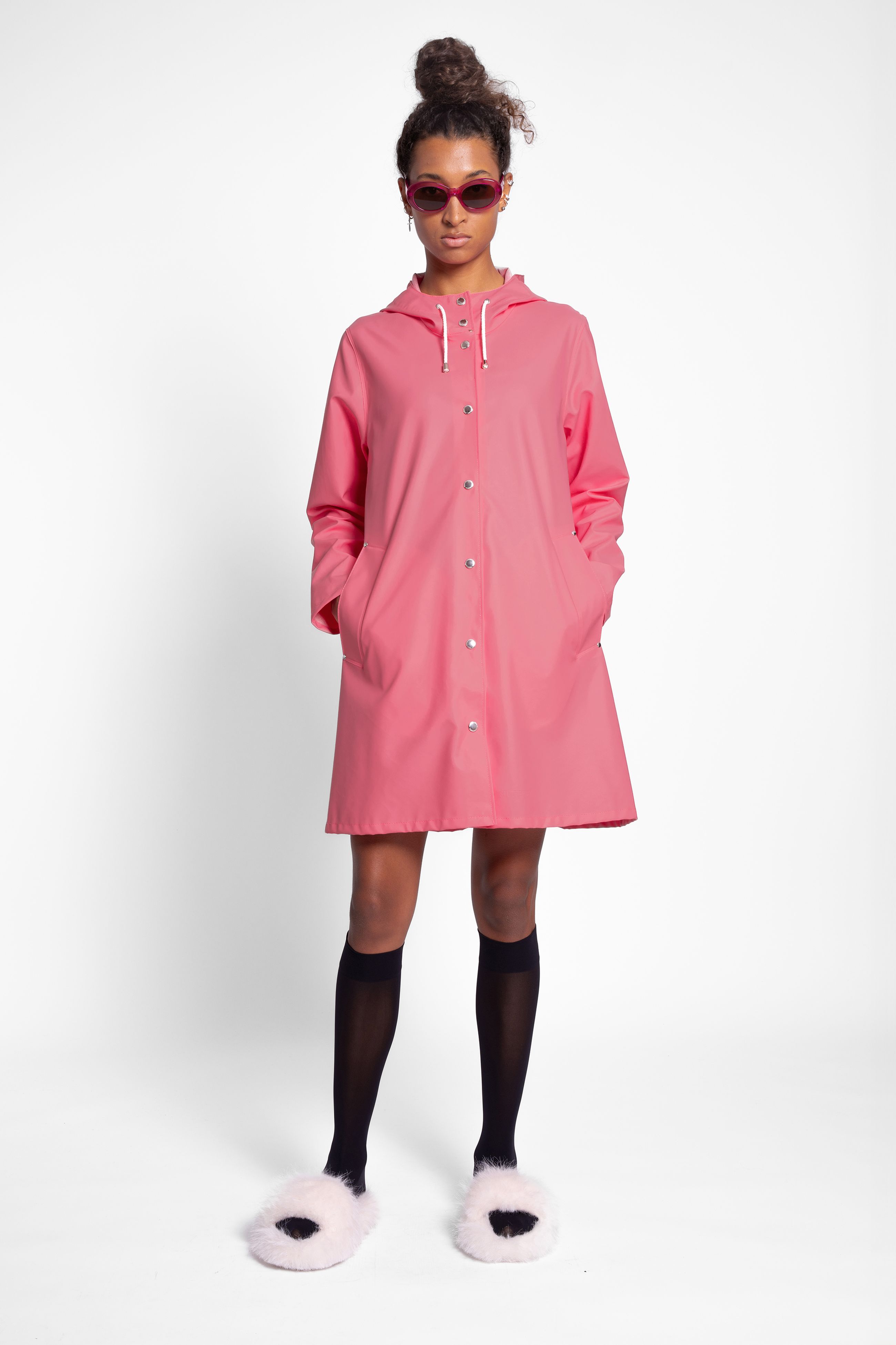 stutterheim mosebacke lightweight raincoat bubblegum women jackets raincoats