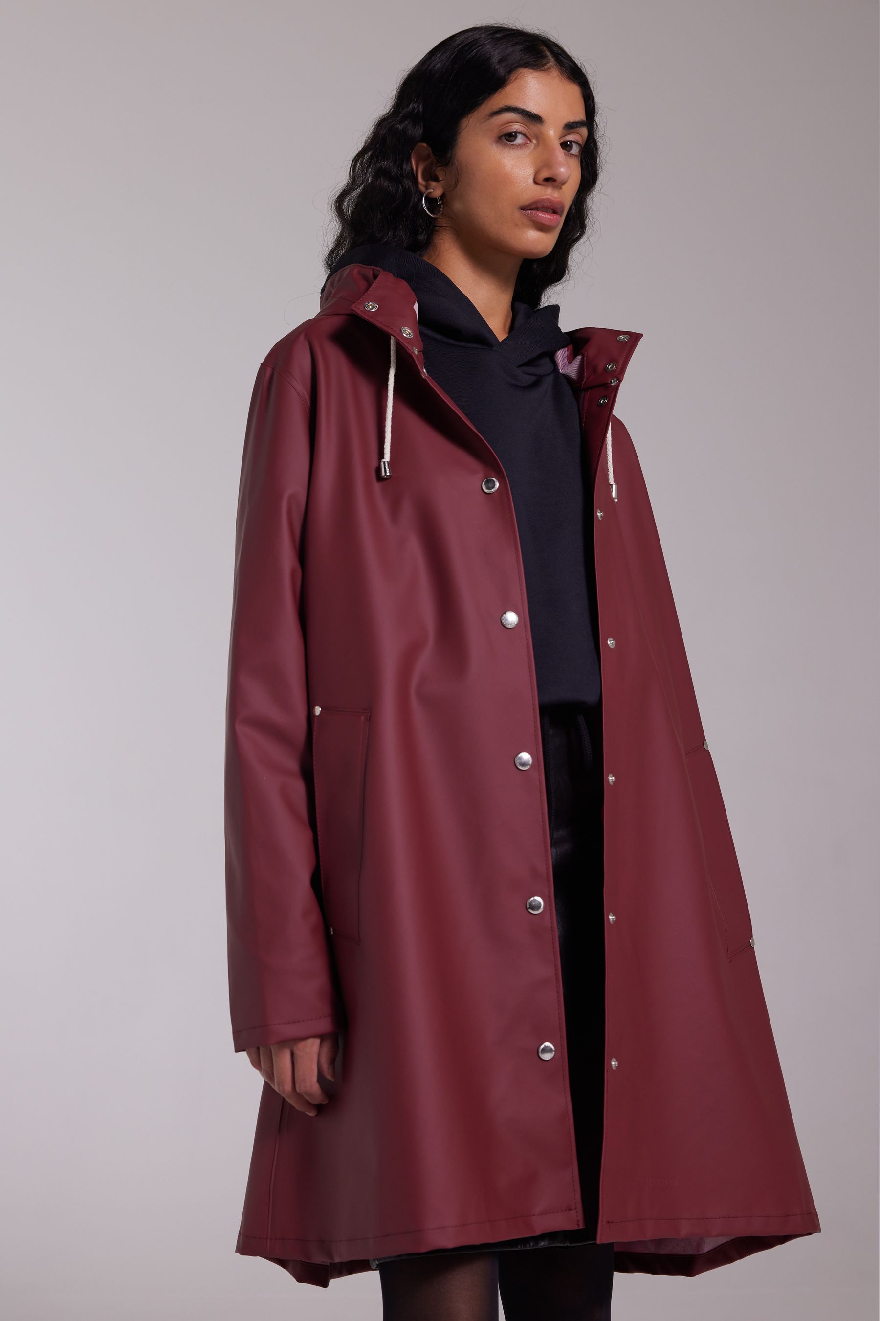 stutterheim mosebacke lightweight raincoat burgundy women jackets raincoats