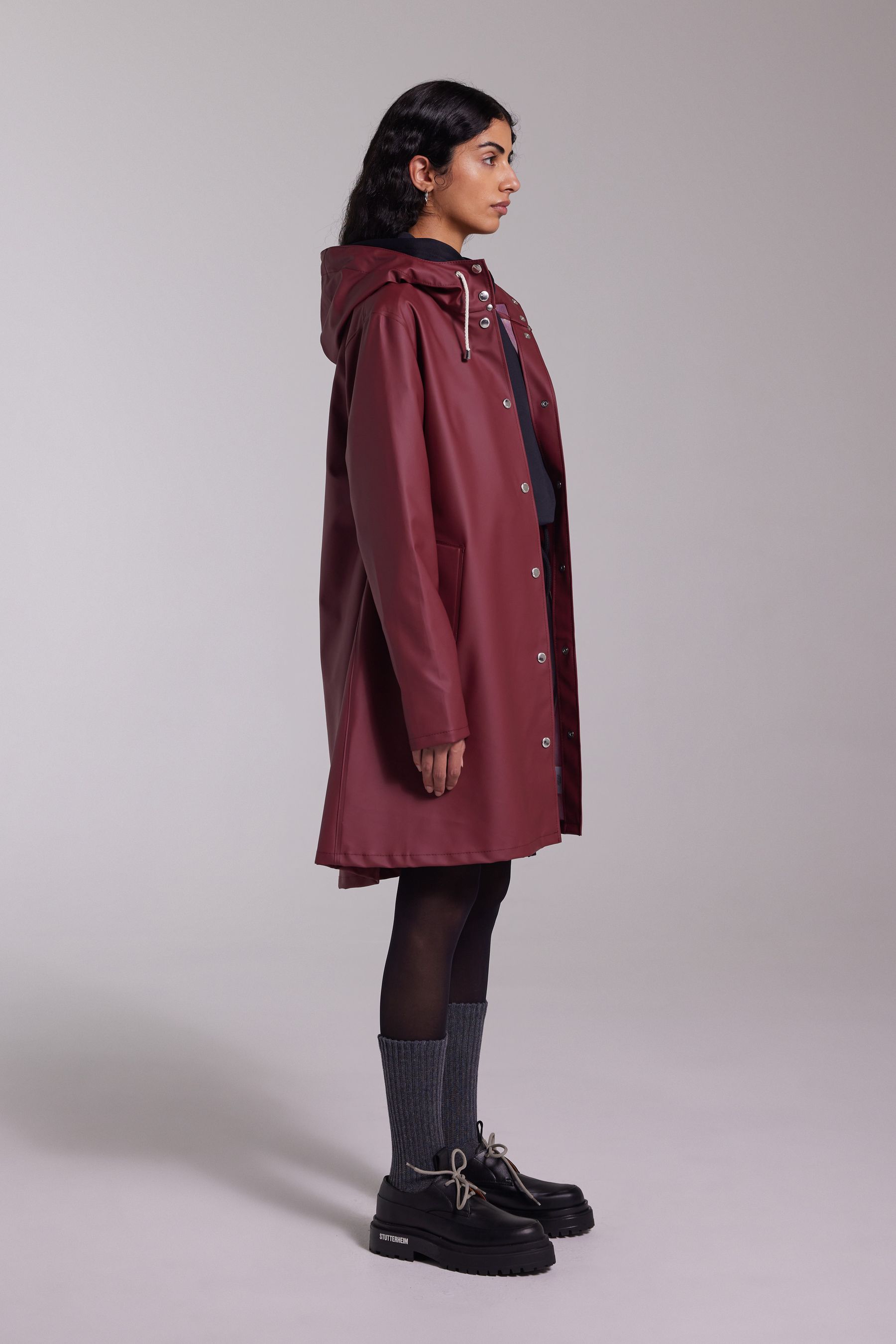 stutterheim mosebacke lightweight raincoat burgundy women jackets raincoats