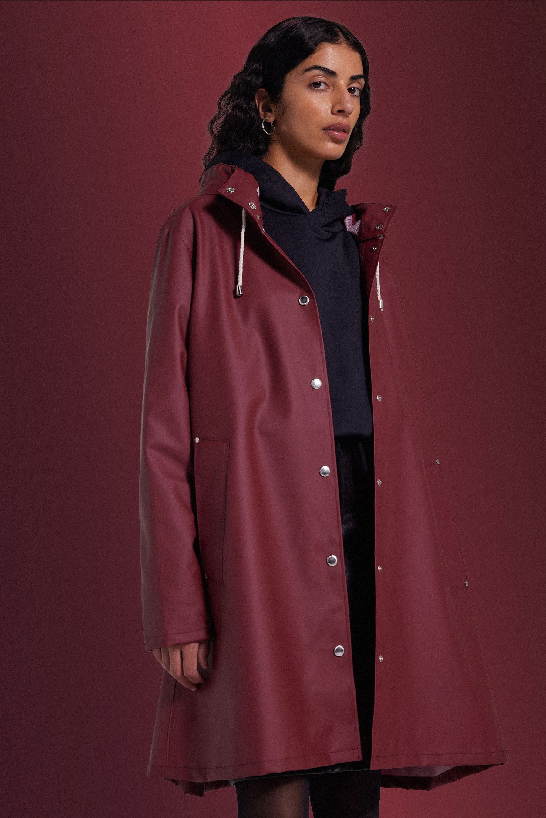 stutterheim mosebacke lightweight raincoat burgundy women jackets raincoats