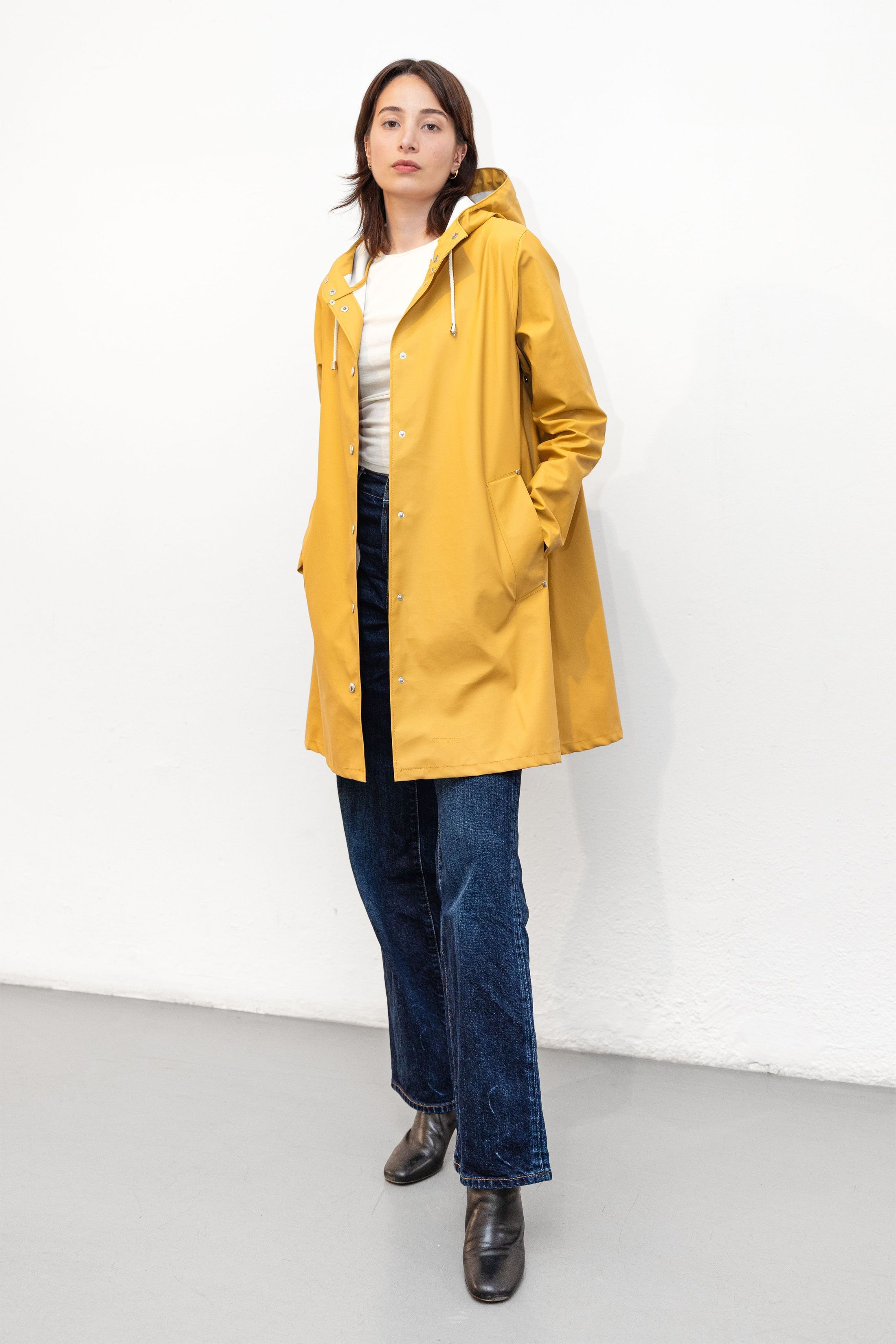 stutterheim mosebacke lightweight raincoat chai women jackets