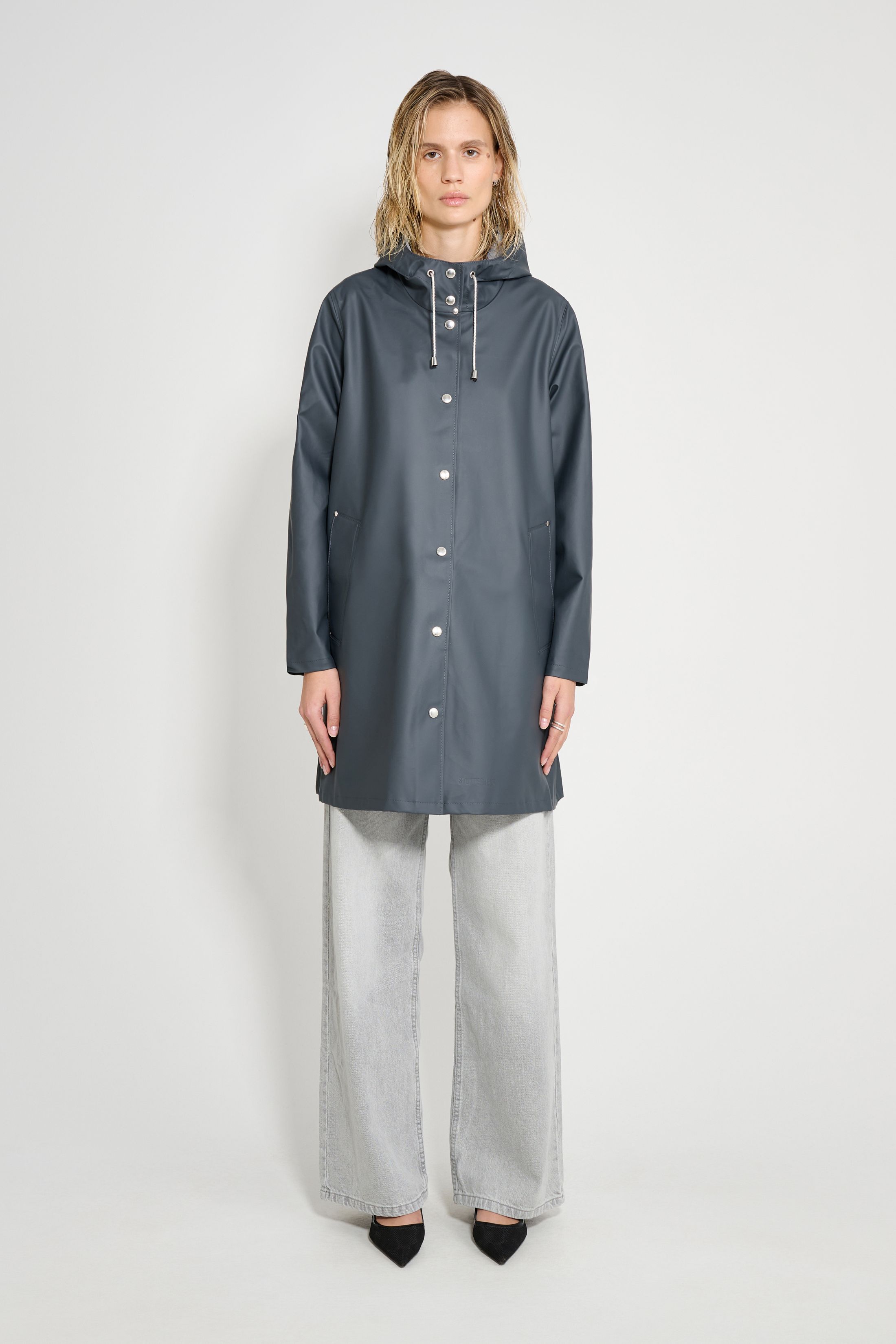 stutterheim mosebacke lightweight raincoat charcoal women jackets raincoats