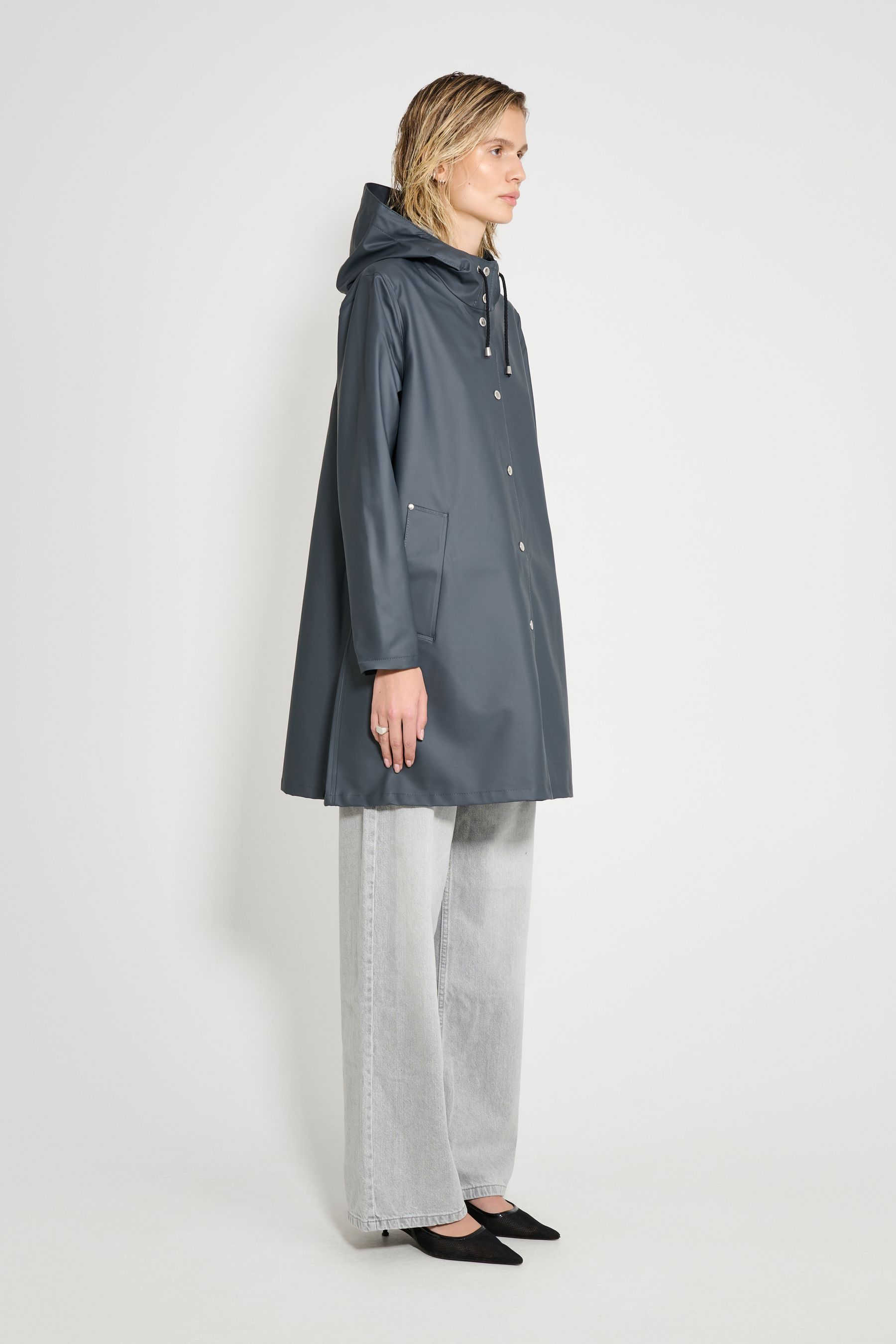 stutterheim mosebacke lightweight raincoat charcoal women jackets raincoats