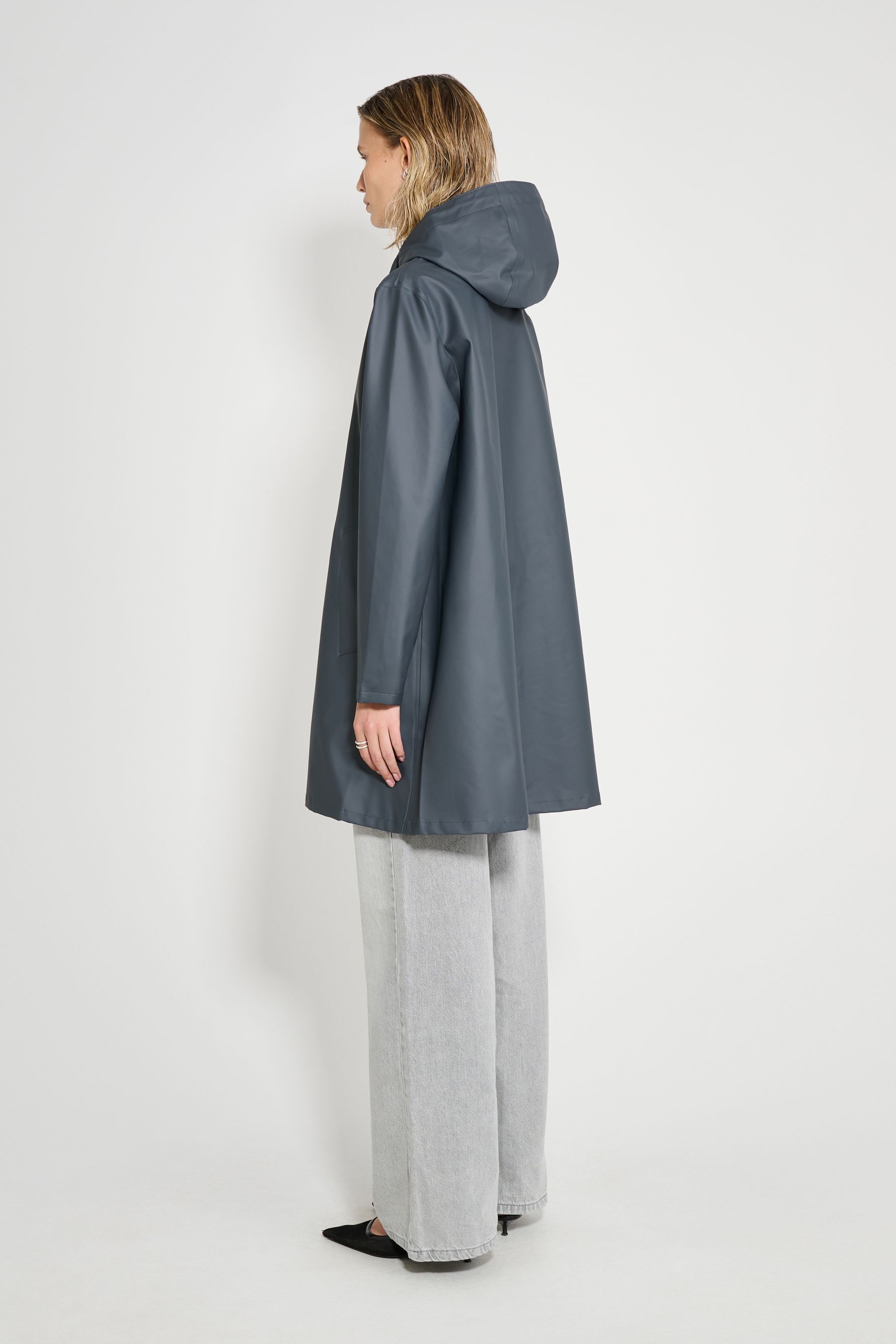 stutterheim mosebacke lightweight raincoat charcoal women jackets raincoats