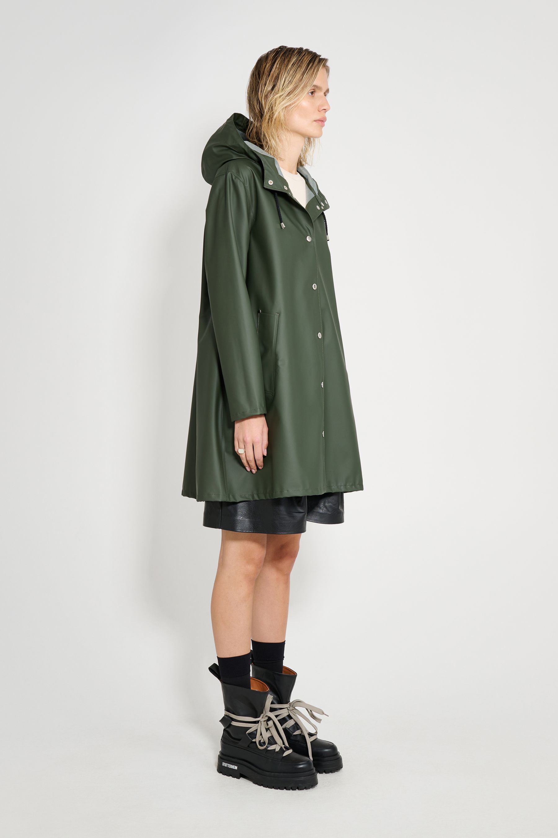 stutterheim mosebacke lightweight raincoat green women jackets raincoats