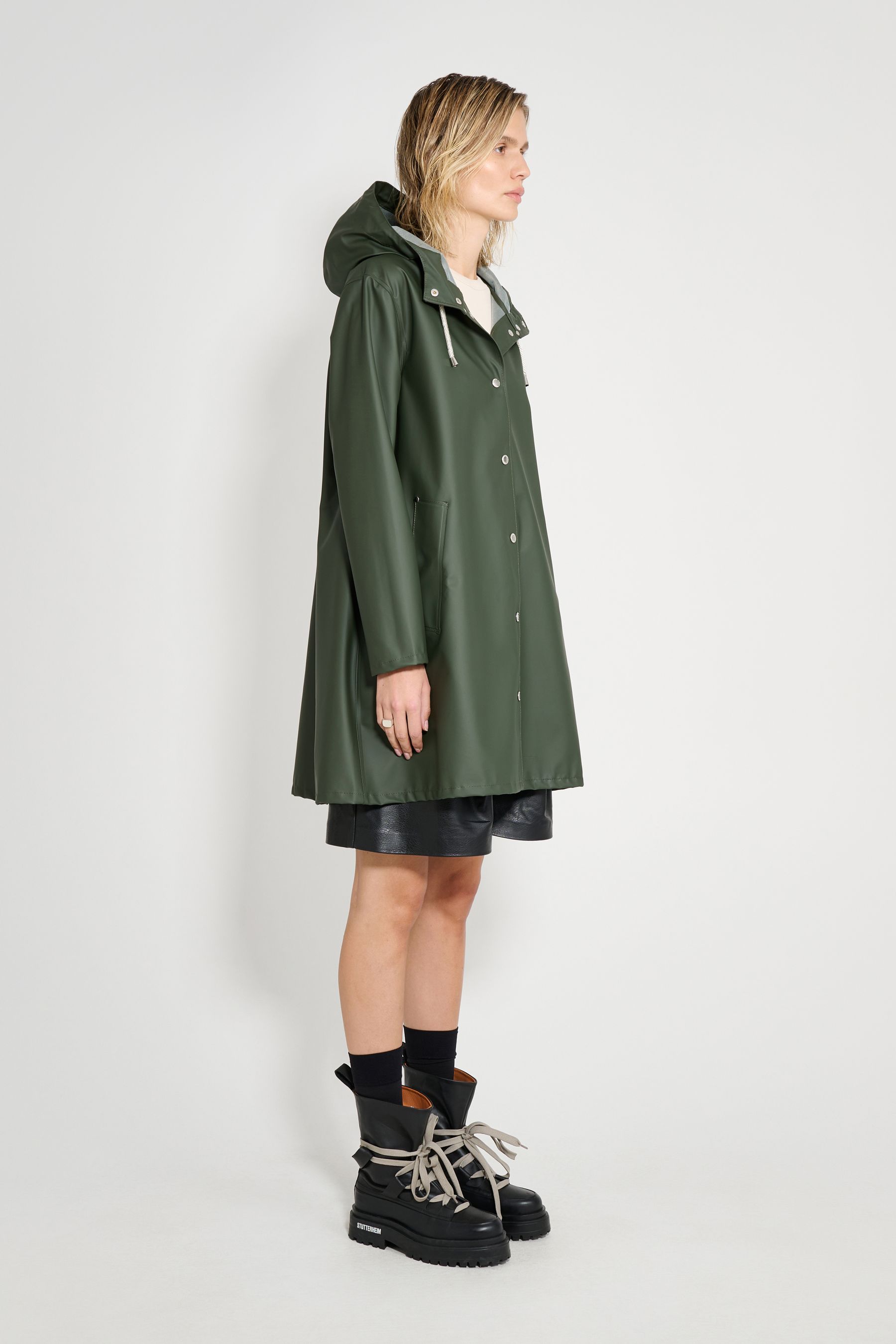 stutterheim mosebacke lightweight raincoat green women jackets raincoats