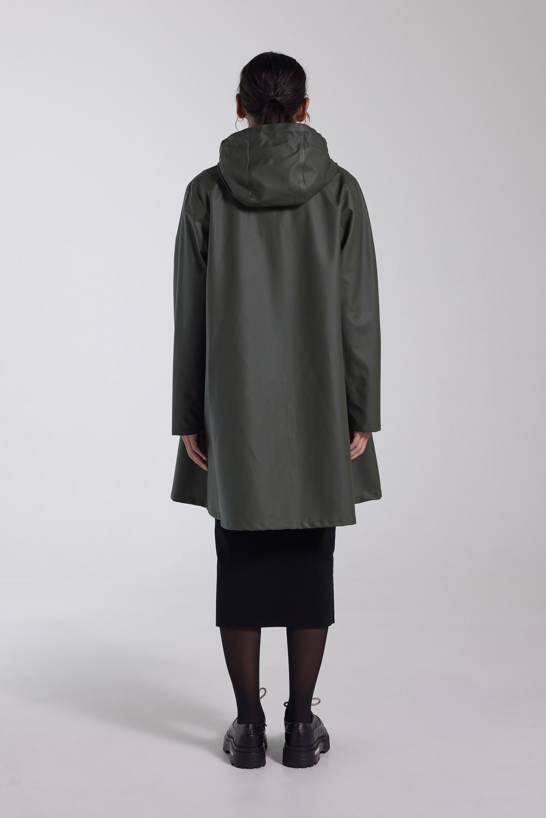 stutterheim mosebacke lightweight raincoat green women jackets raincoats