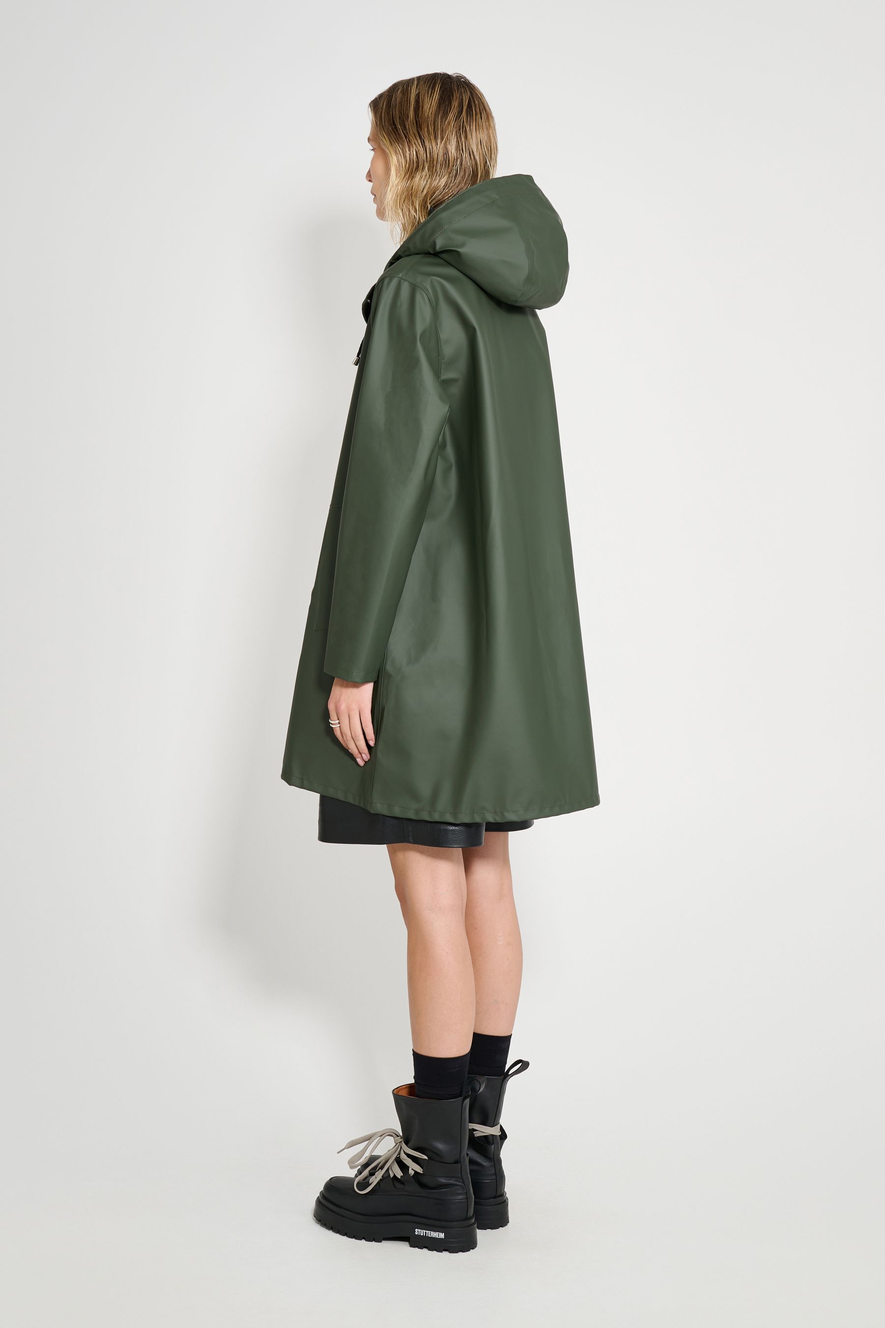 stutterheim mosebacke lightweight raincoat green women jackets raincoats