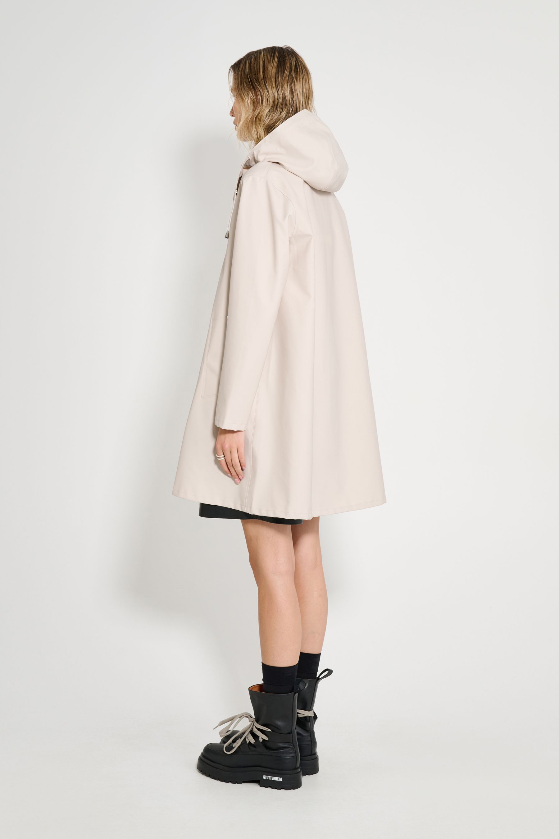 stutterheim mosebacke lightweight raincoat light sand women jackets raincoats