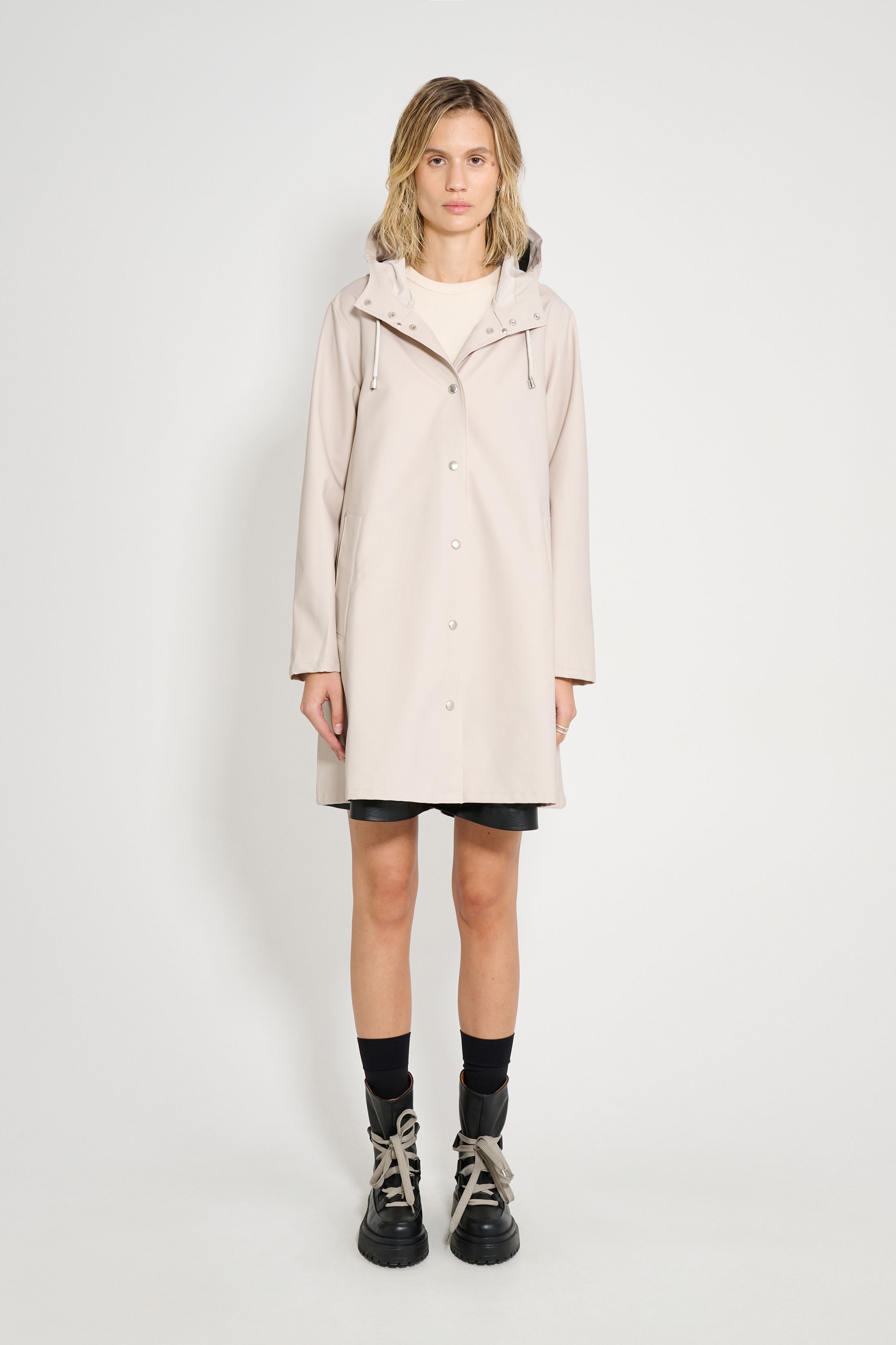 stutterheim mosebacke lightweight raincoat light sand women jackets raincoats