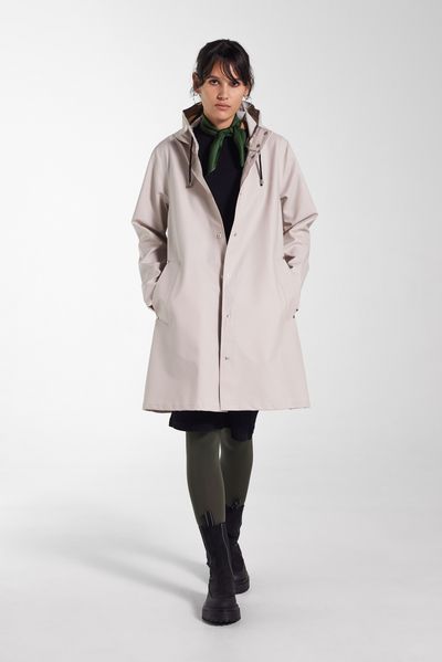 Stutterheim 女性用Mosebackeライトサンドレインコート Mosebacke Raincoat Light Sand | STUTTERHEIM US