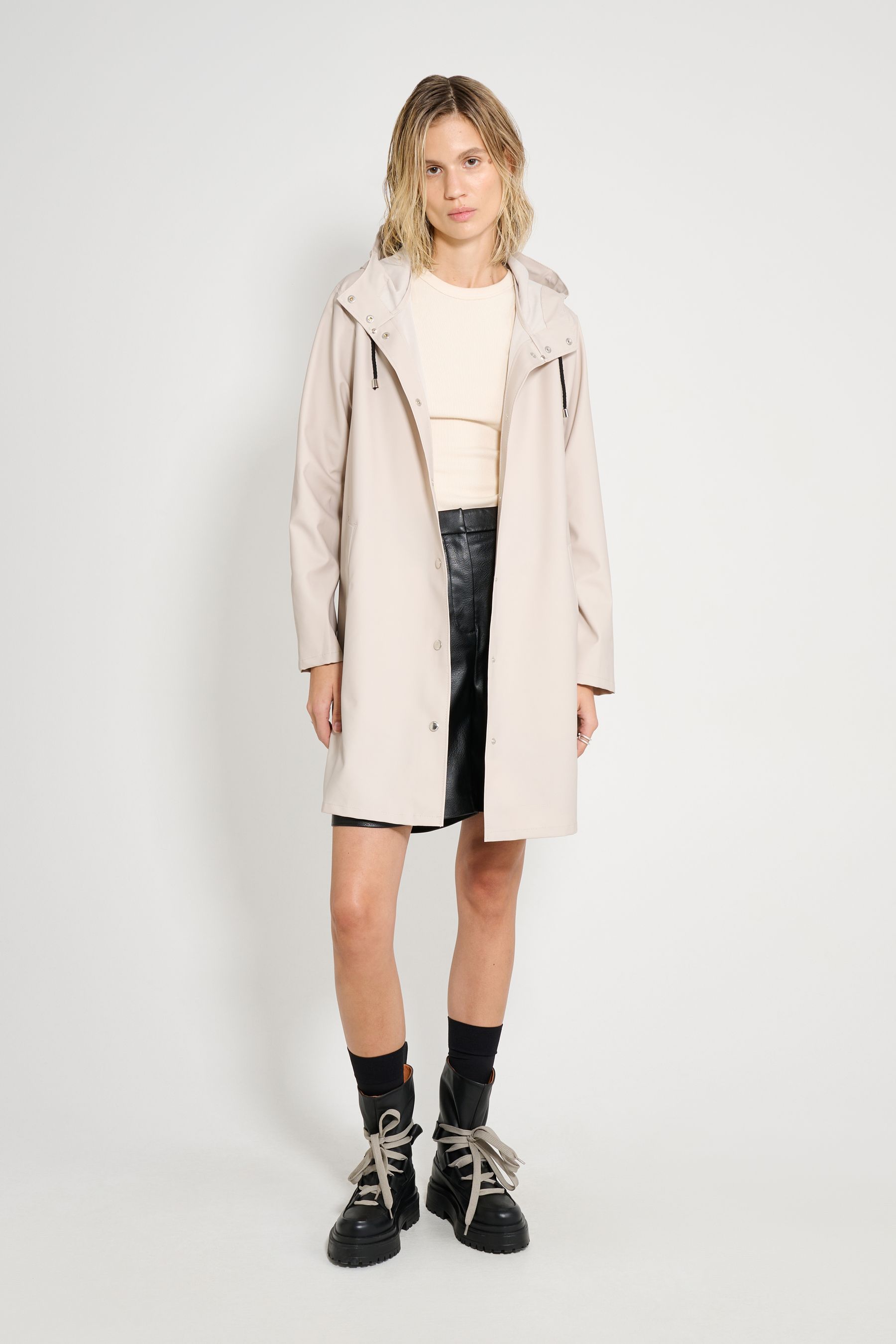 stutterheim mosebacke lightweight raincoat light sand women jackets raincoats