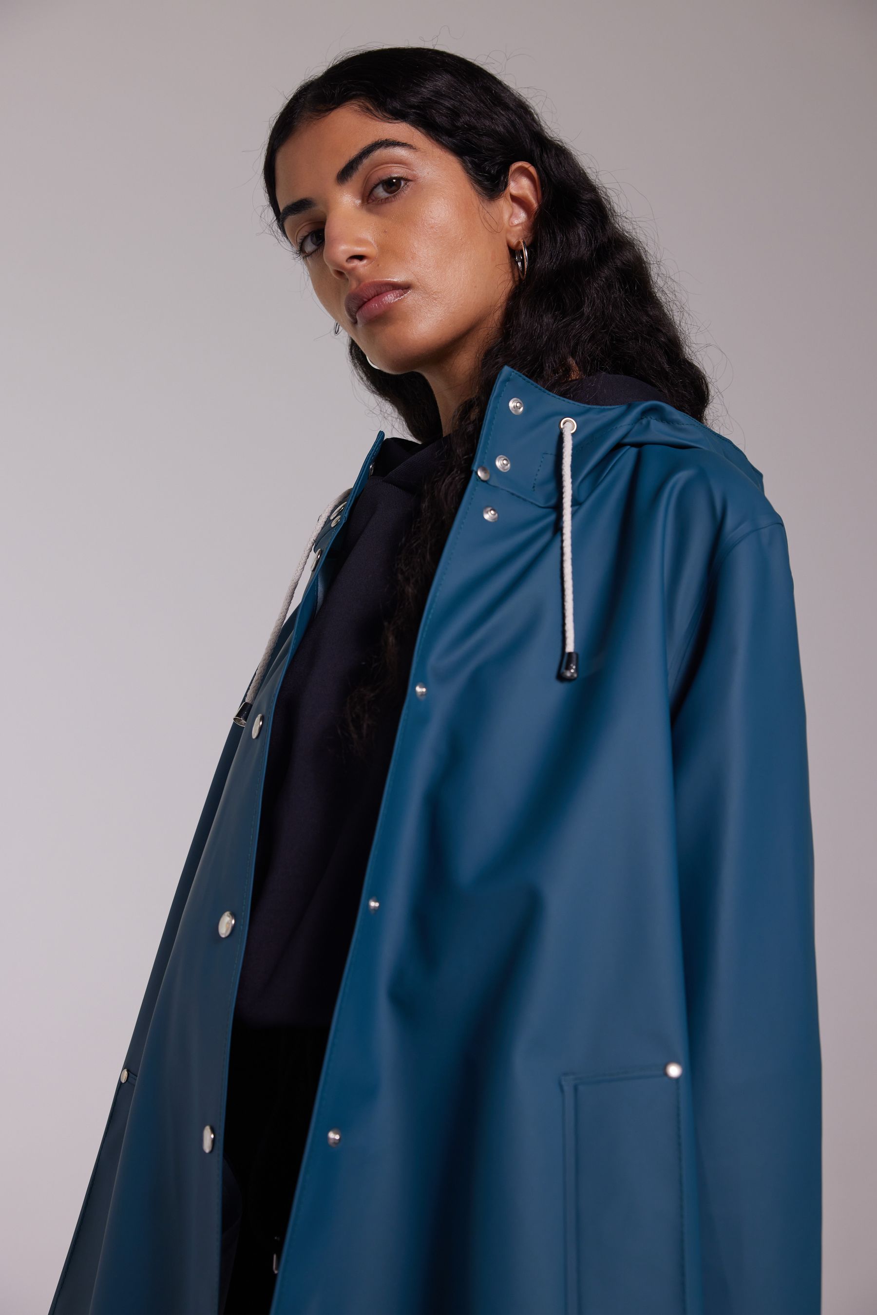 stutterheim mosebacke lightweight raincoat petrol blue women jackets raincoats