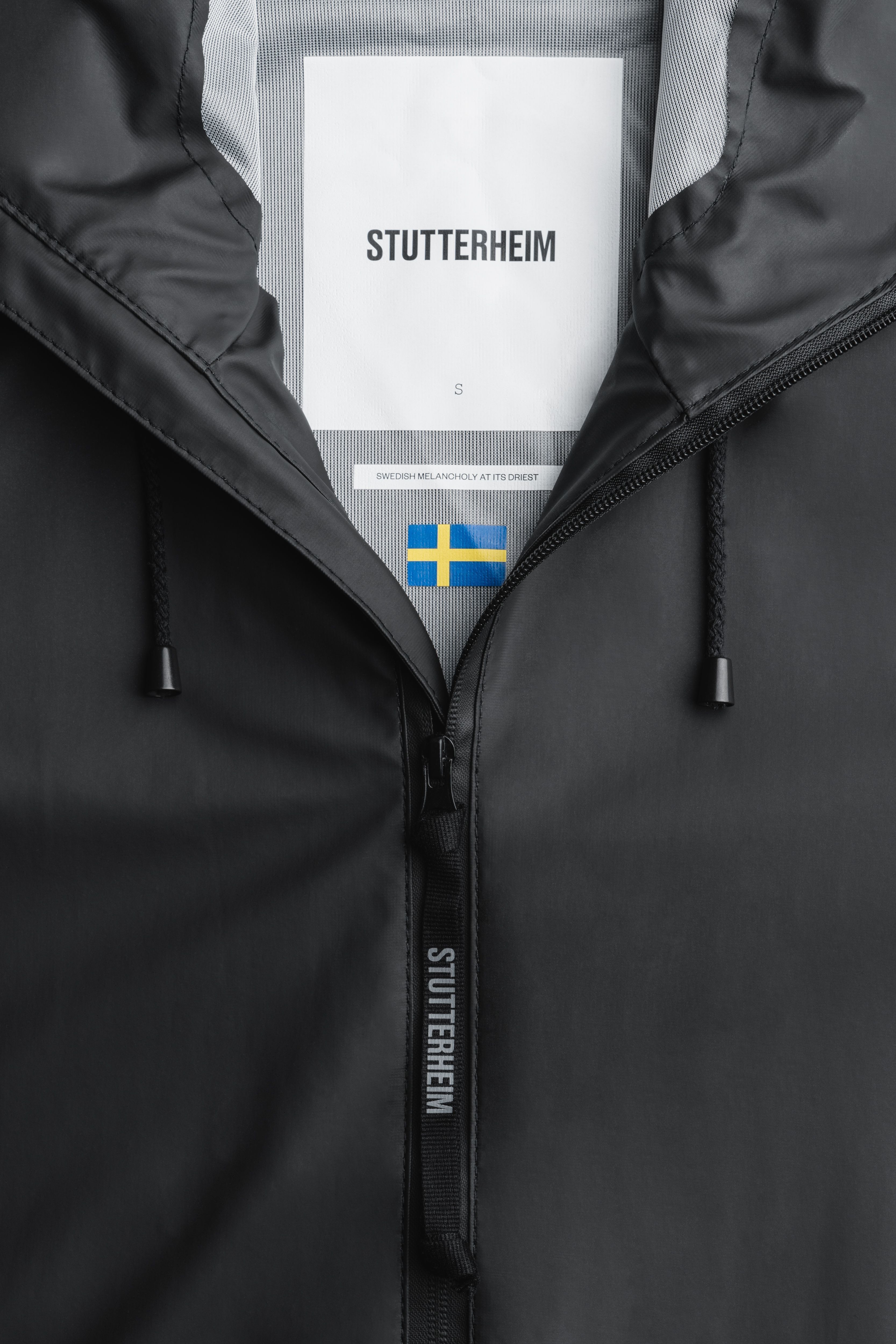 Stutterheim Mosebackeジップブラック LW レインコート Mosebacke Lightweight Matte Zip Raincoat Black | STUTTERHEIM US