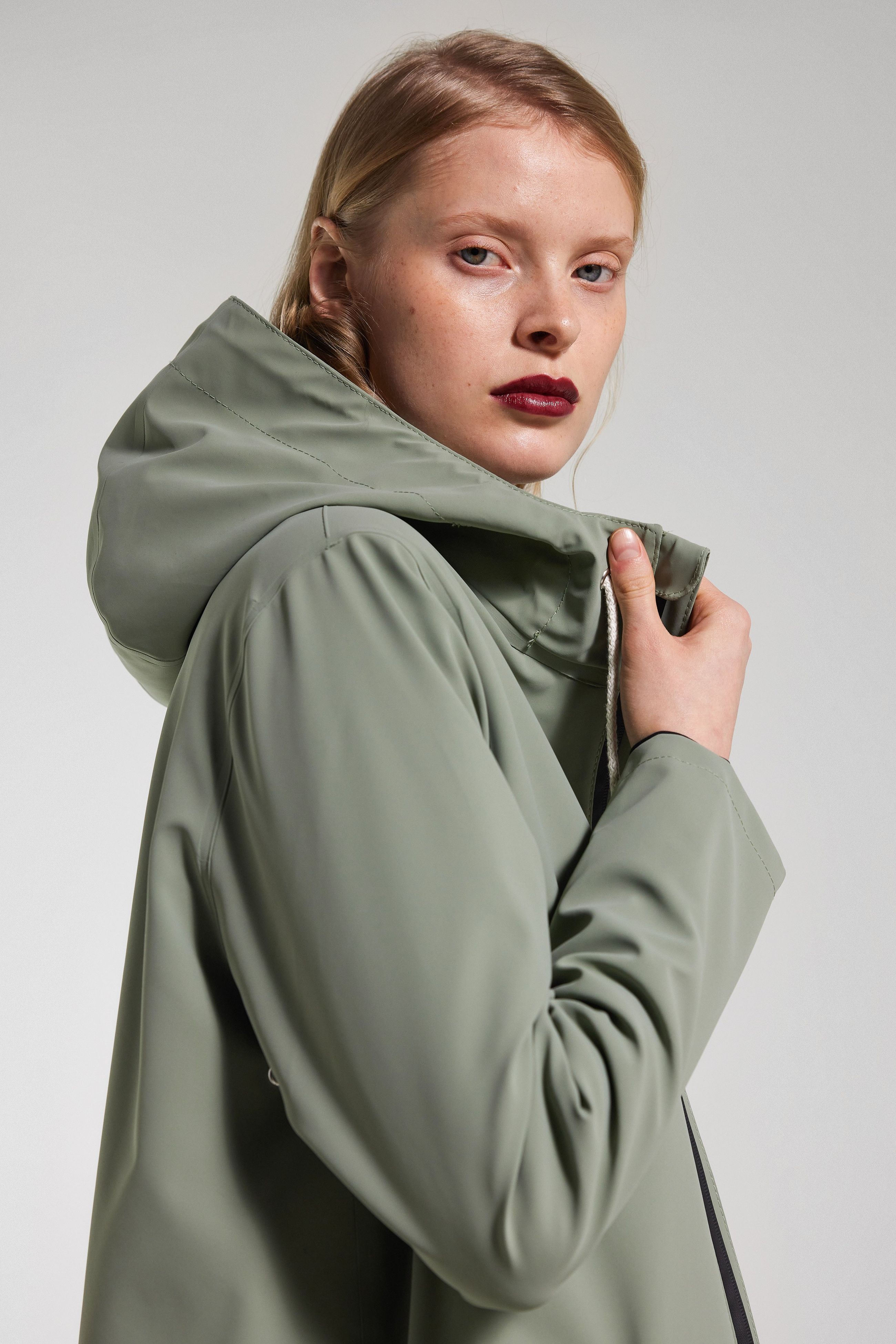 Stutterheim Mosebacke Lightweight Zip Matte Raincoat In Comet