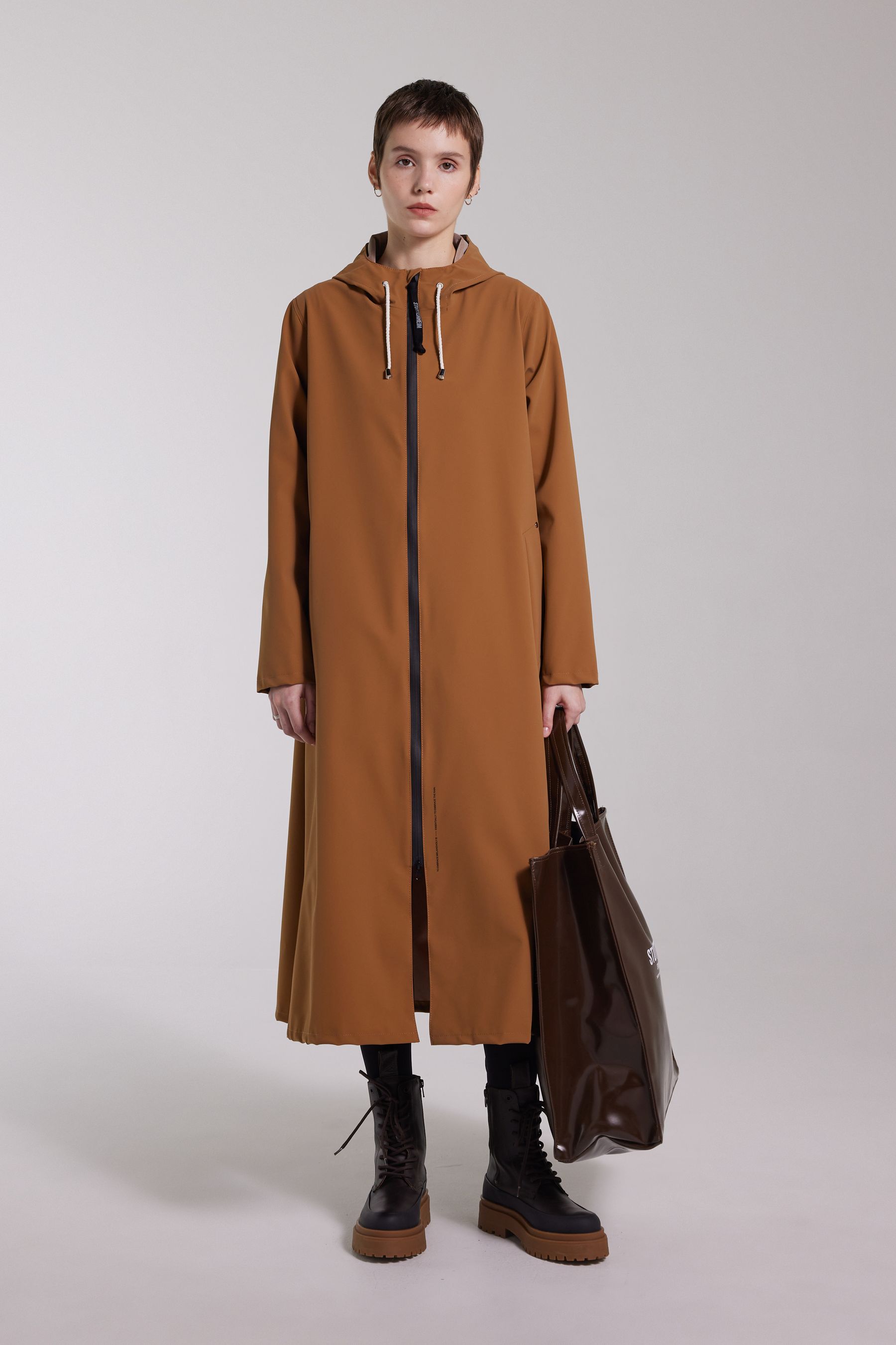 stutterheim mosebacke long lightweight matte zip raincoat cognac women jackets raincoats