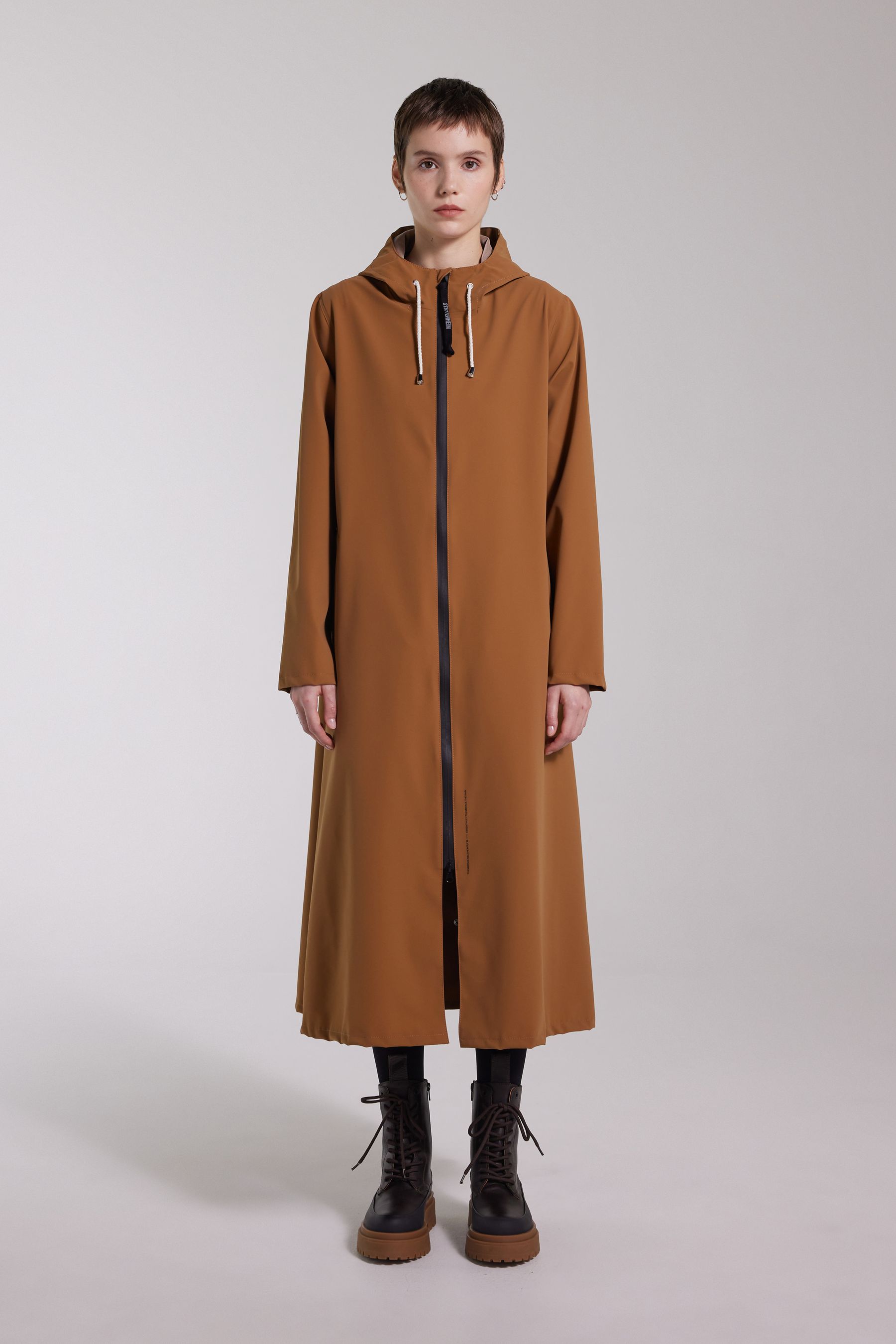 stutterheim mosebacke long lightweight matte zip raincoat cognac women jackets raincoats