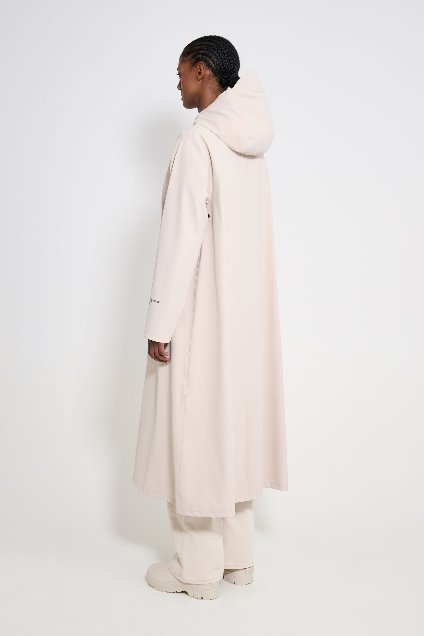 stutterheim mosebacke long patch raincoat light sand women jackets long-raincoats