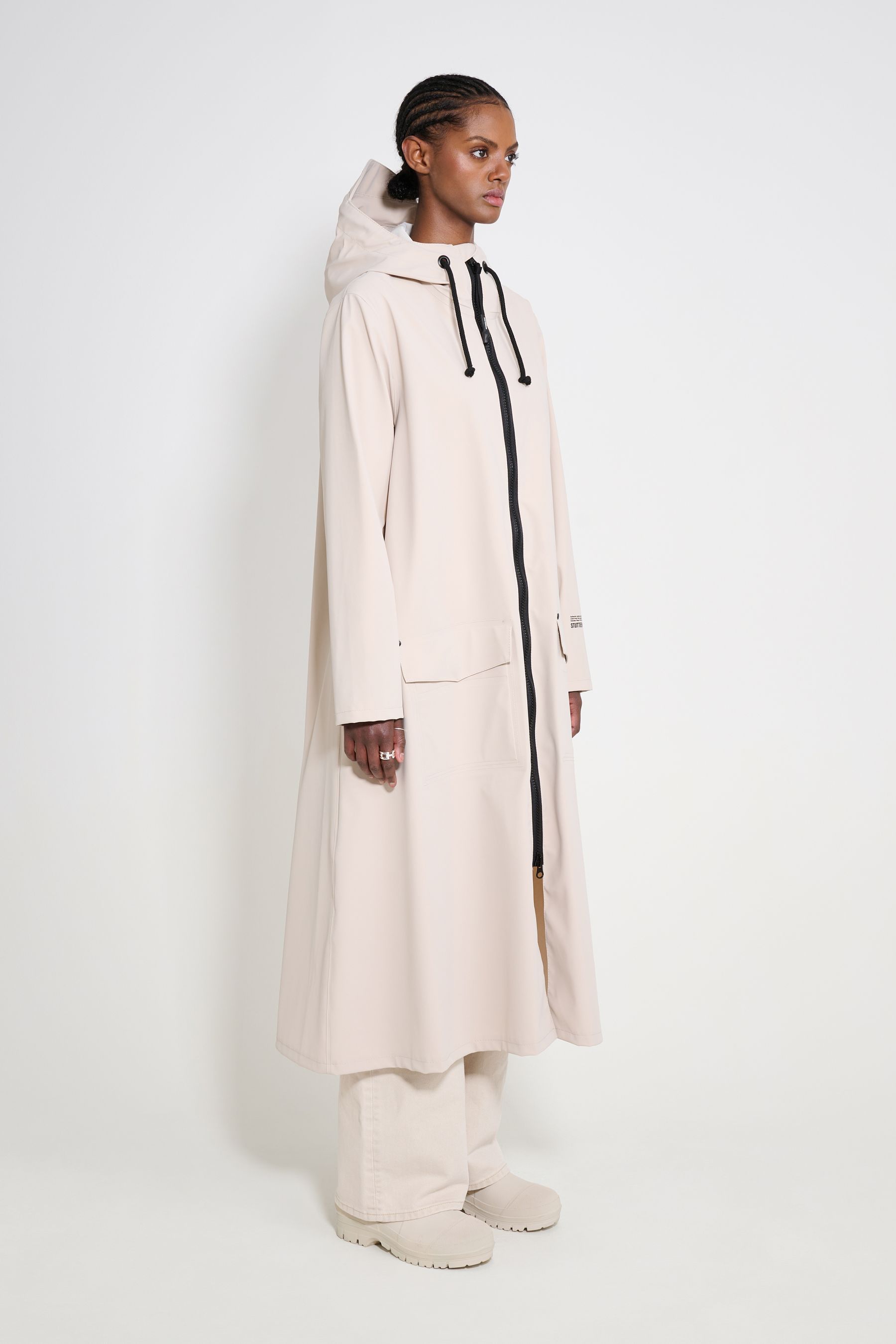 stutterheim mosebacke long patch raincoat light sand women jackets long-raincoats