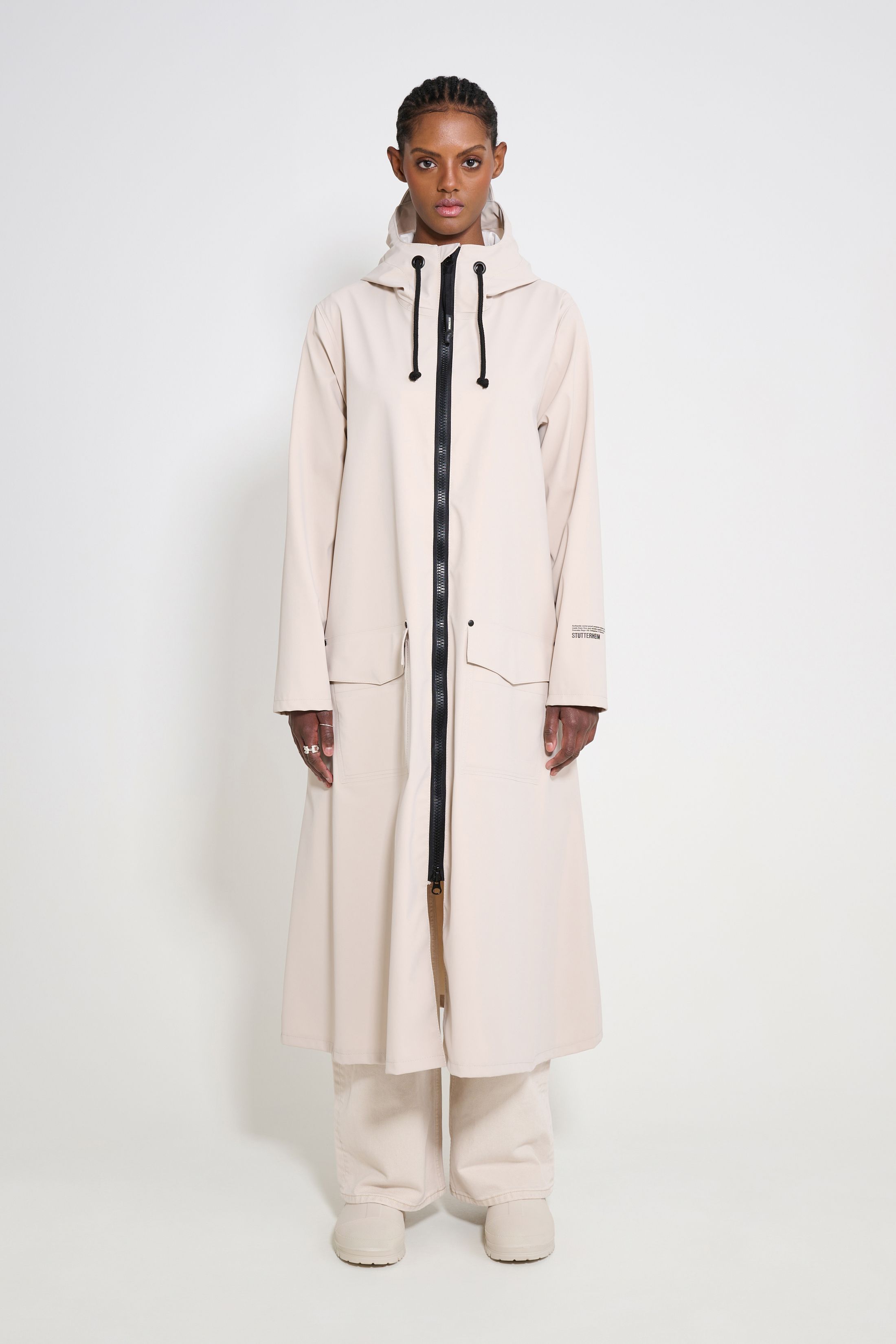 stutterheim mosebacke long patch raincoat light sand women jackets long-raincoats