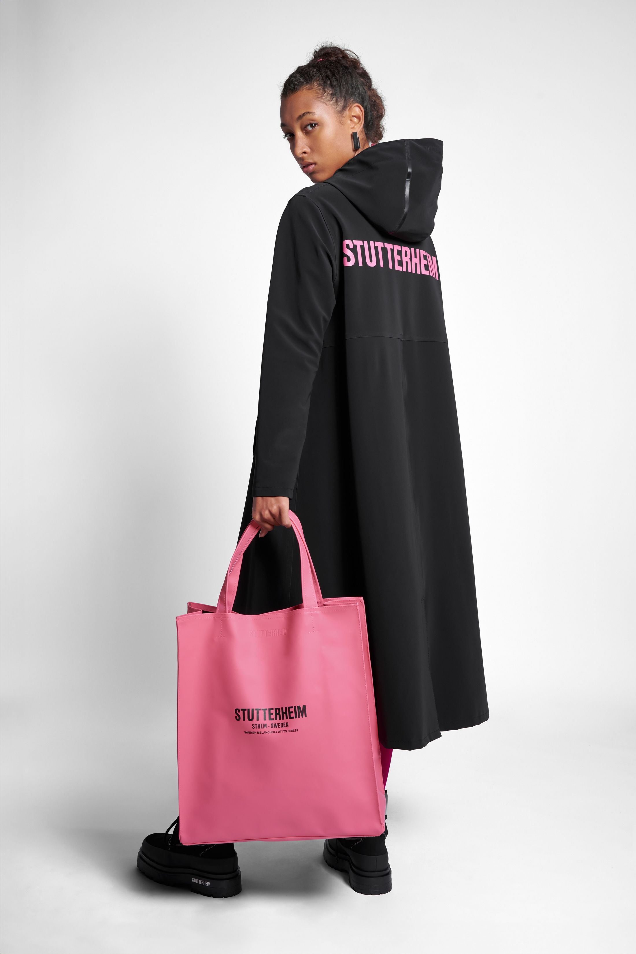 stutterheim mosebacke long print matte raincoat black stutterheim-statements