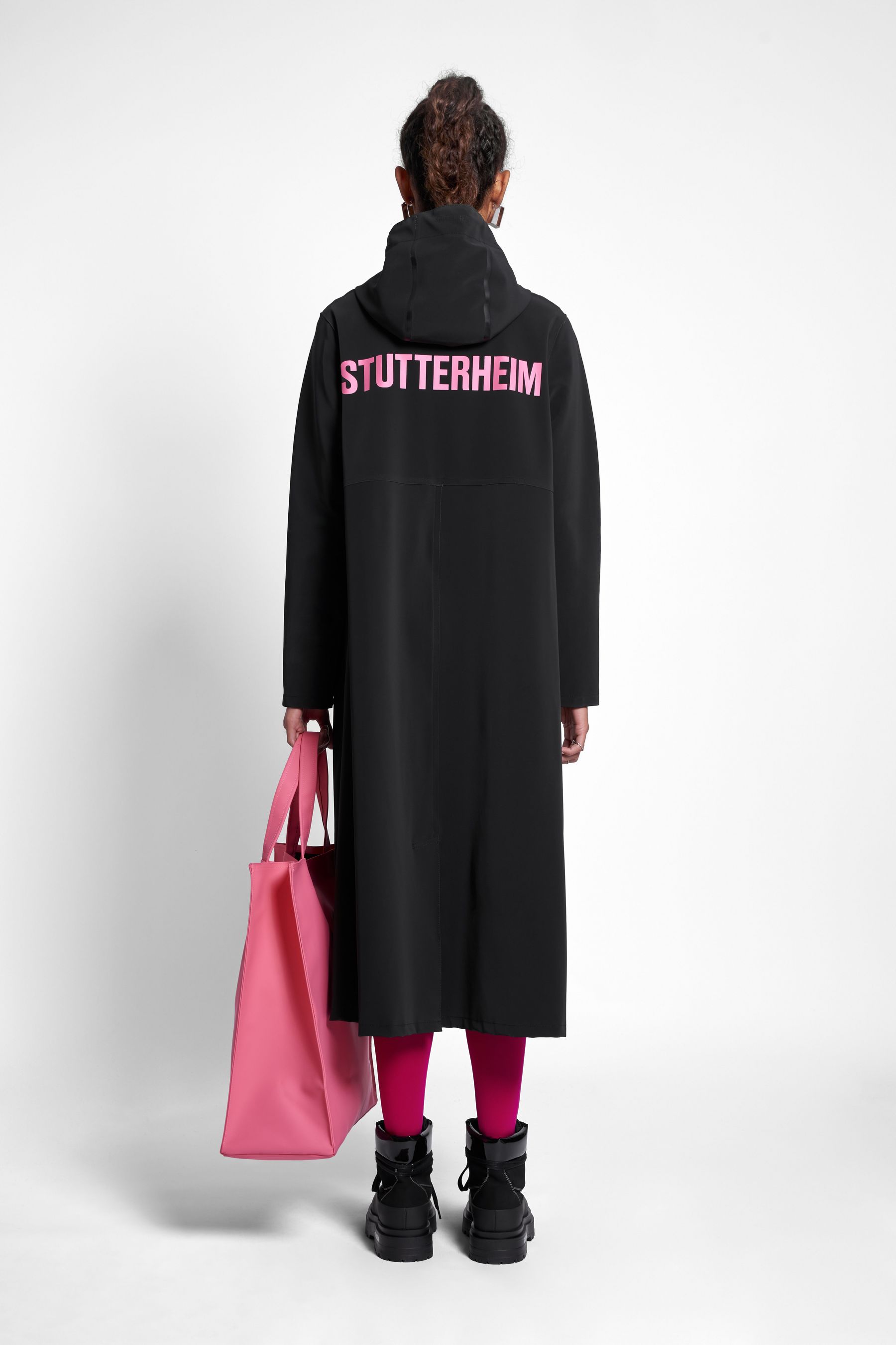 stutterheim mosebacke long print matte raincoat black stutterheim-statements