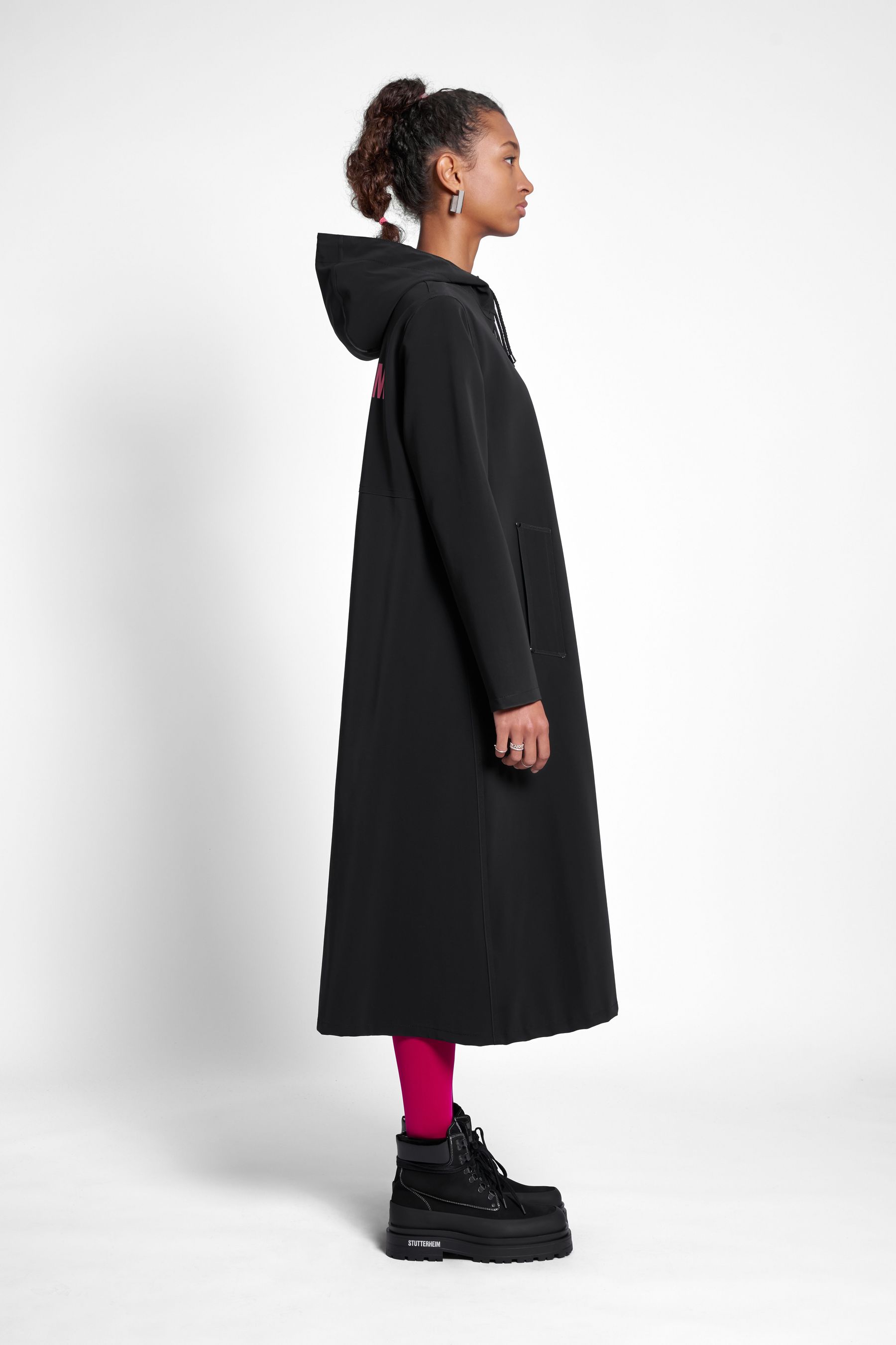 stutterheim mosebacke long print matte raincoat black stutterheim-statements