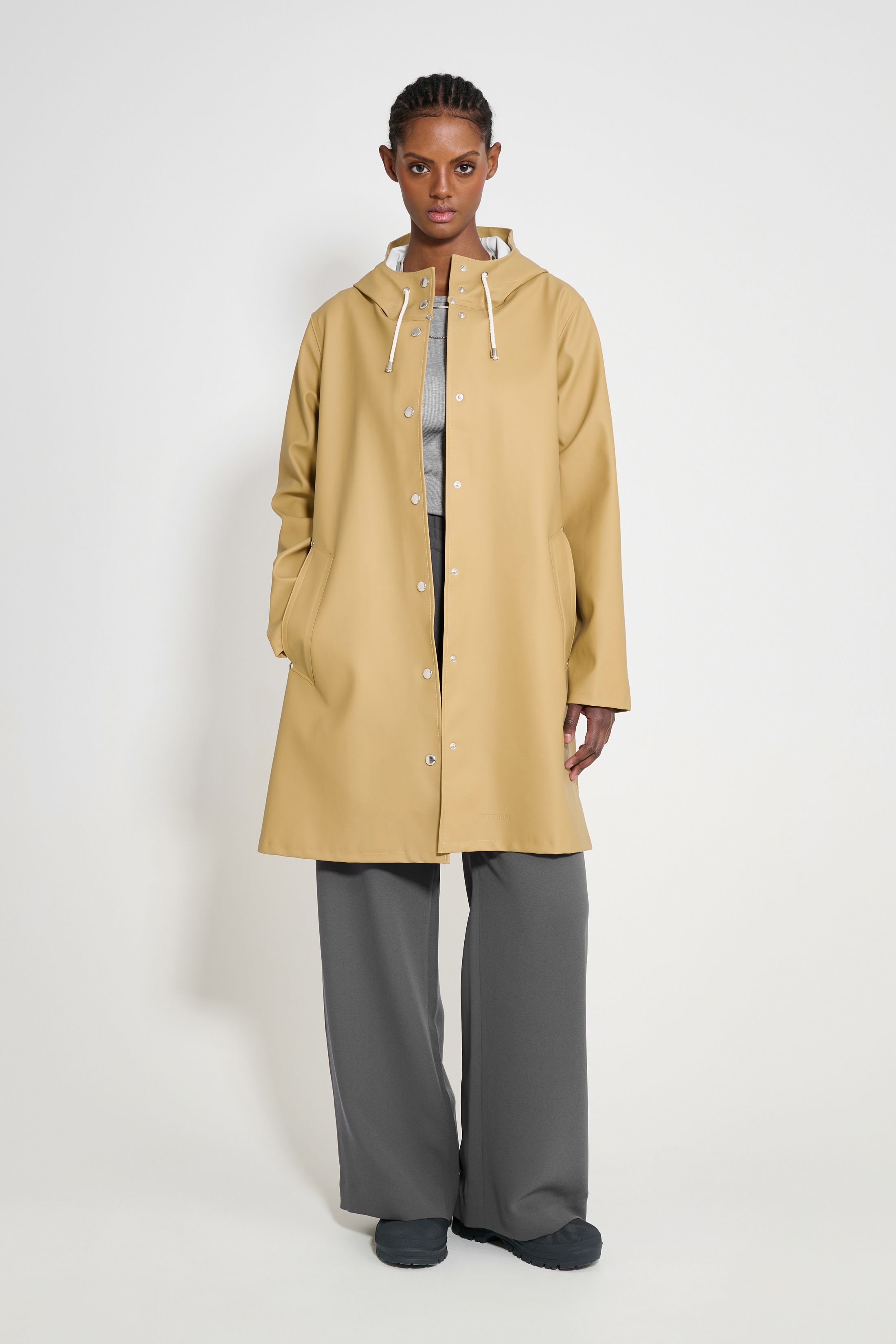 stutterheim mosebacke original a-line raincoat sand women jackets raincoats