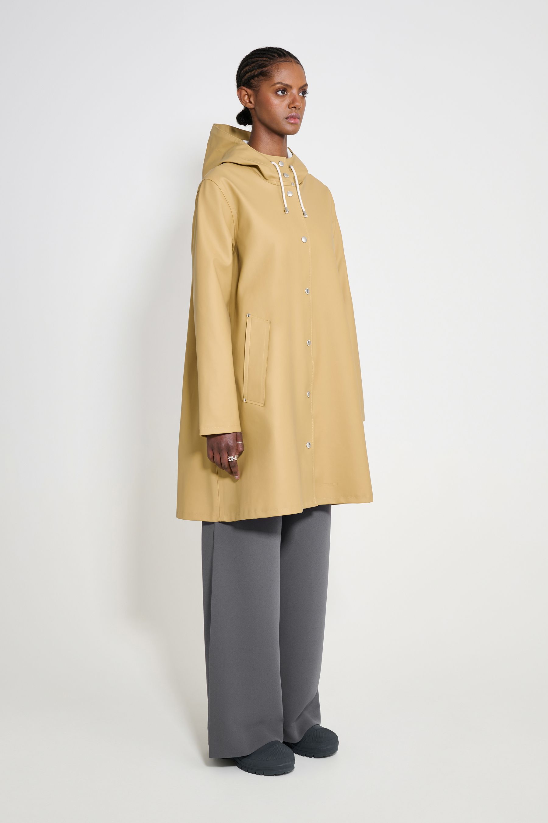 stutterheim mosebacke original a-line raincoat sand women jackets raincoats