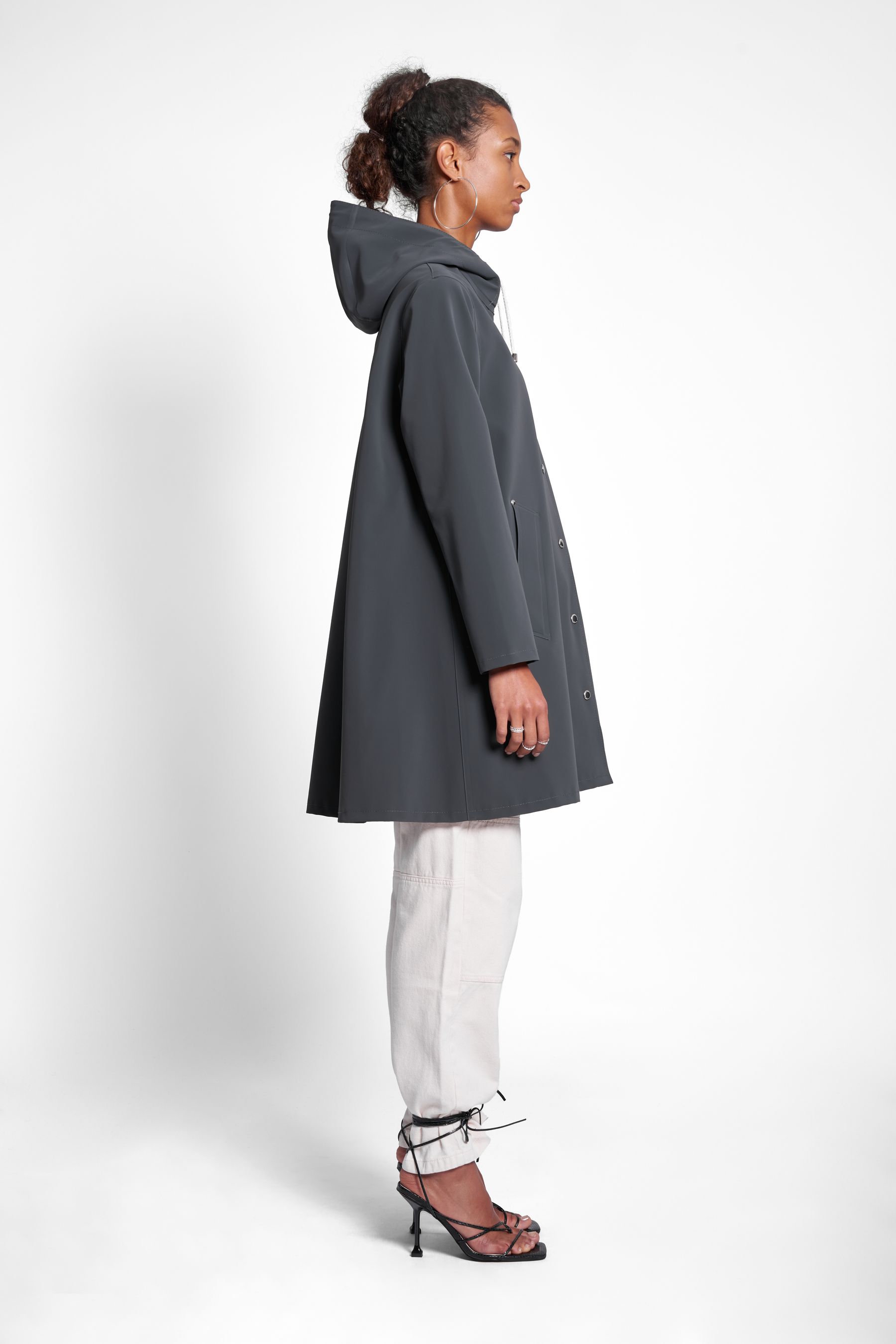 stutterheim mosebacke matte raincoat charcoal women jackets raincoats