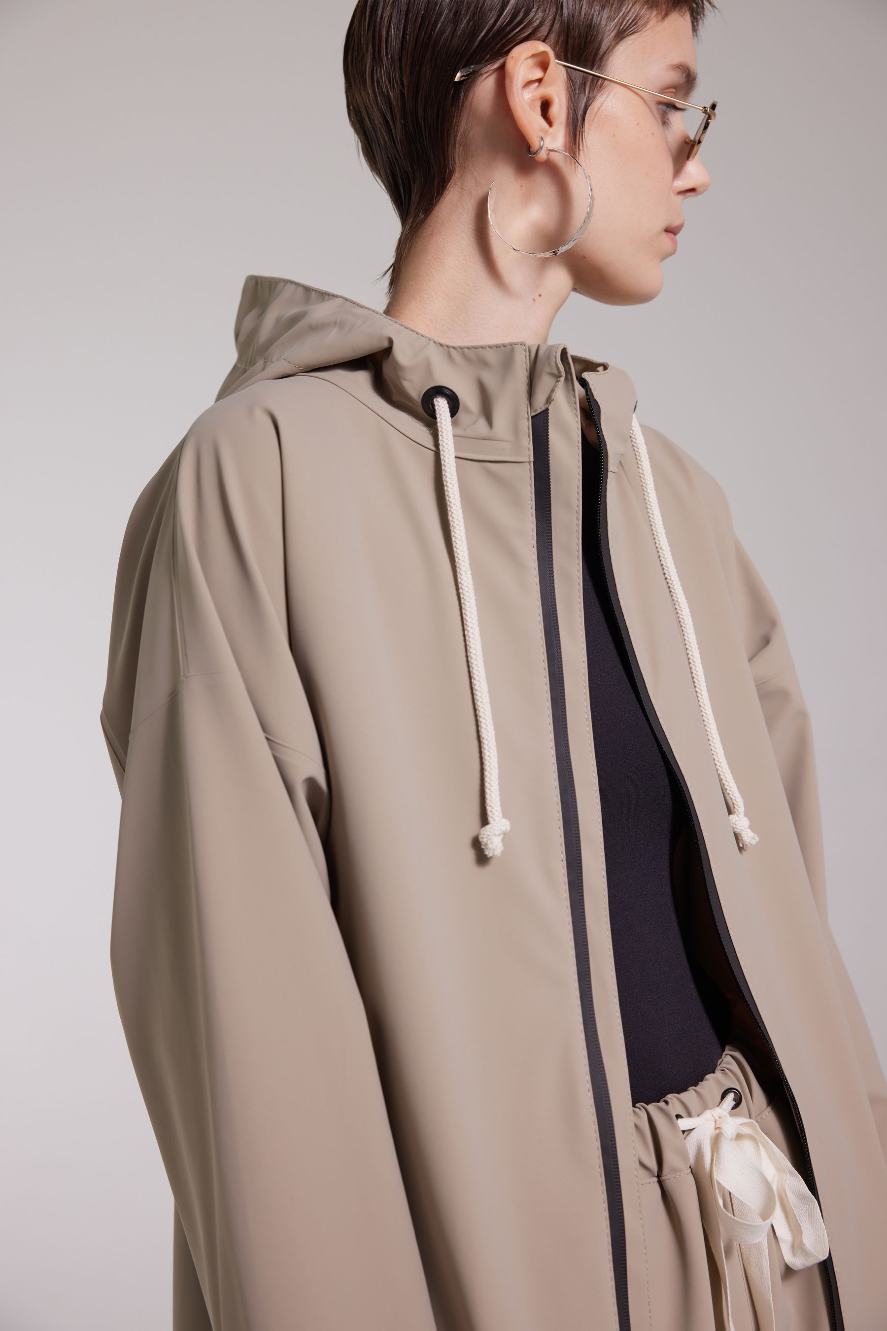 stutterheim sandviken long zip matte raincoat aloe women jackets long-raincoats