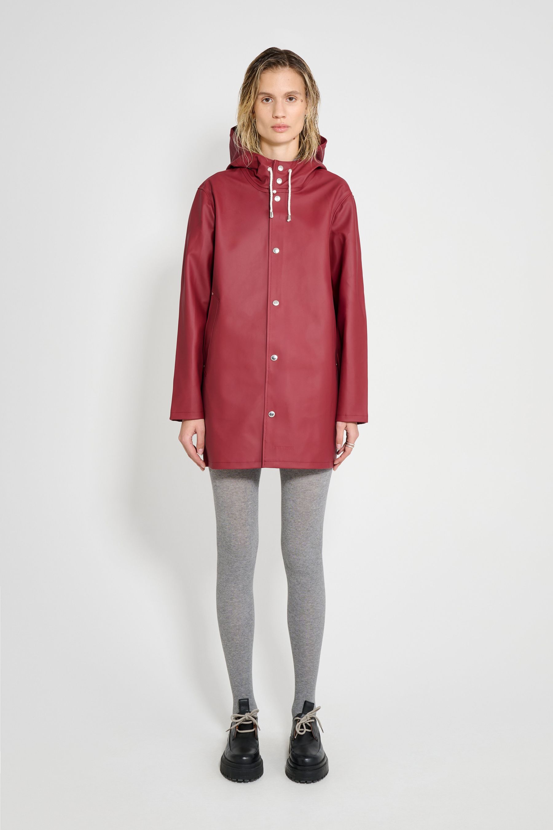 stutterheim stockholm raincoat burgundy women jackets
