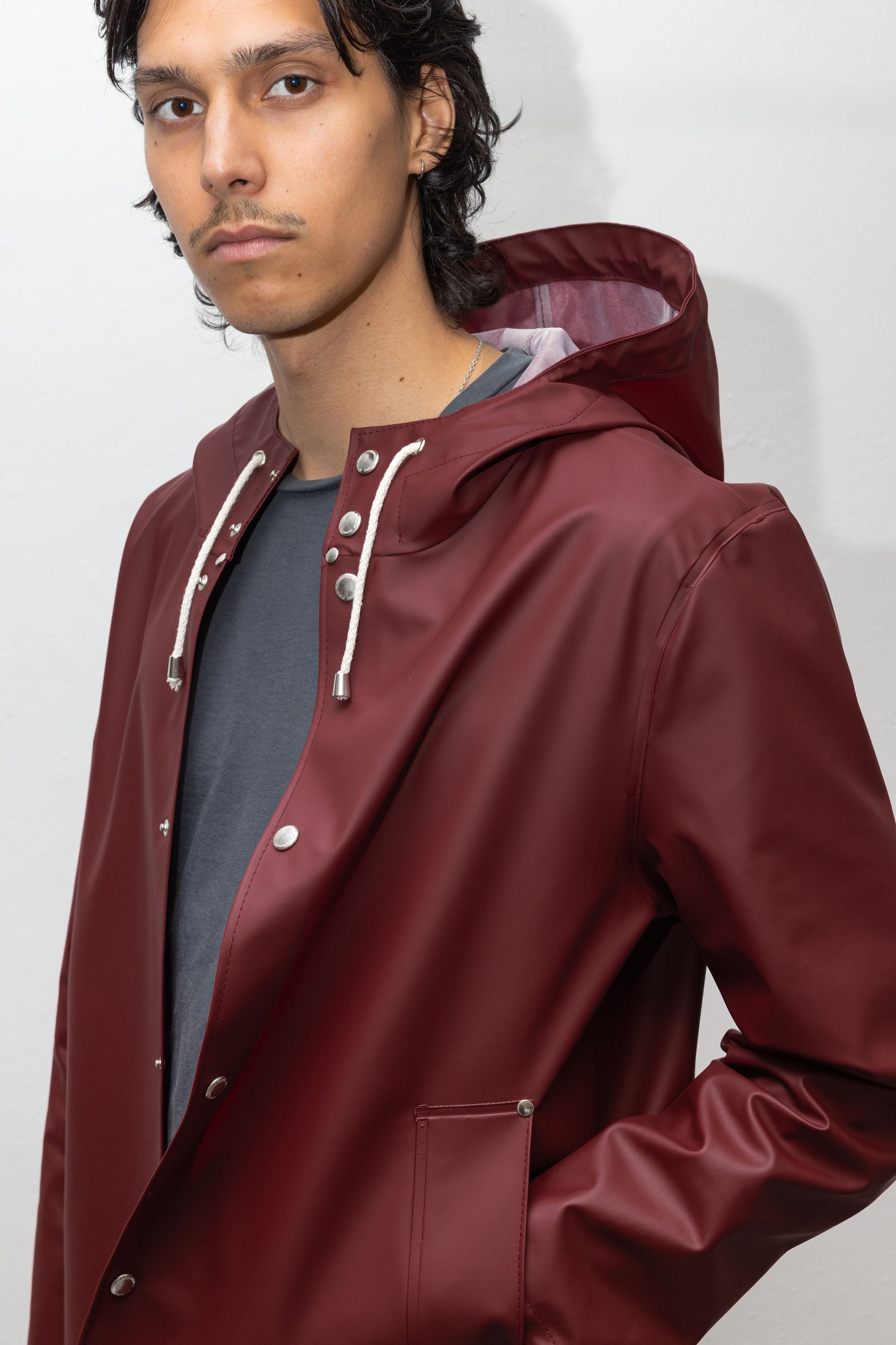 stutterheim stockholm lightweight raincoat burgundy spring-pop-up-colours
