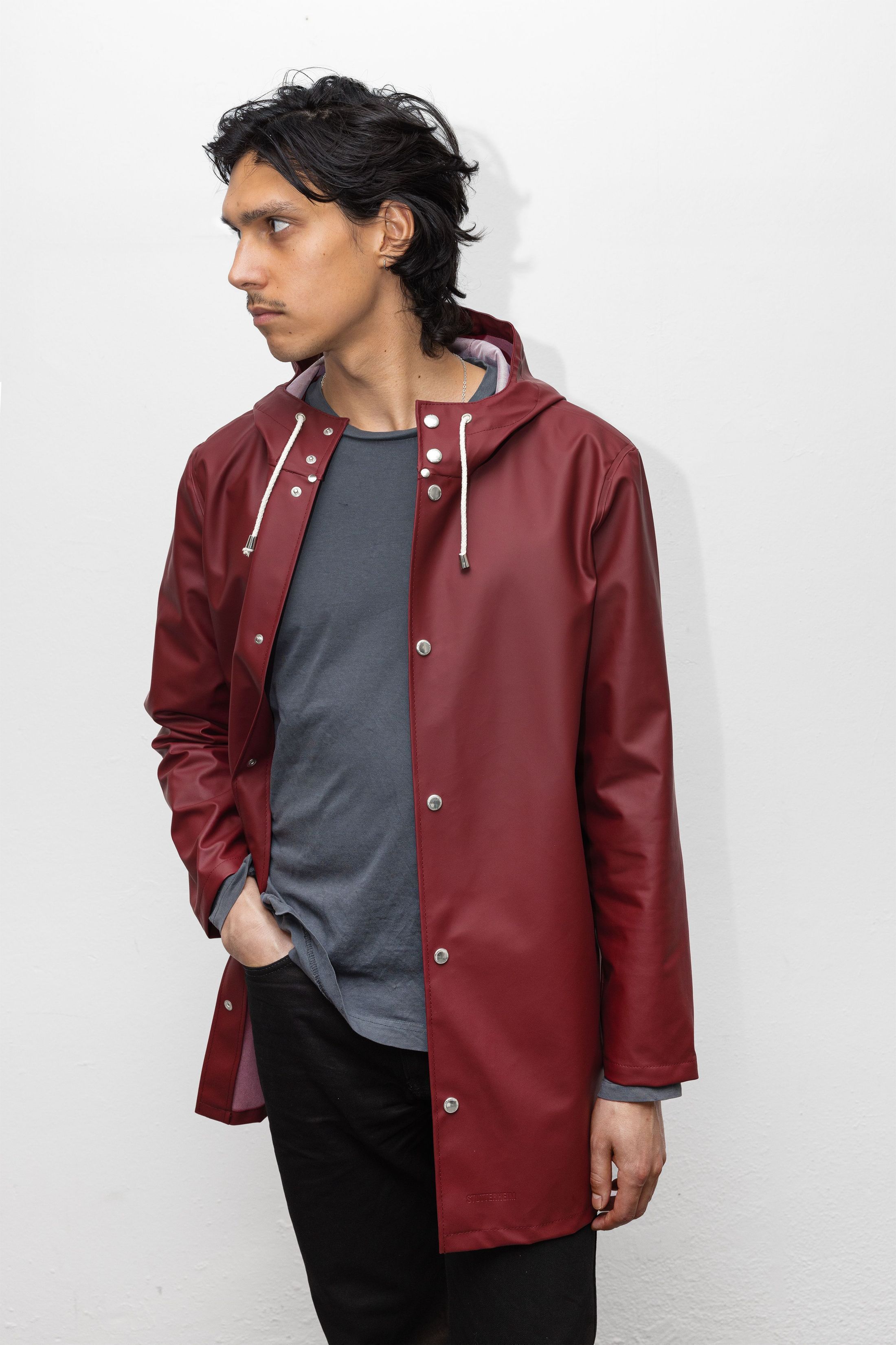 stutterheim stockholm lightweight raincoat burgundy spring-pop-up-colours