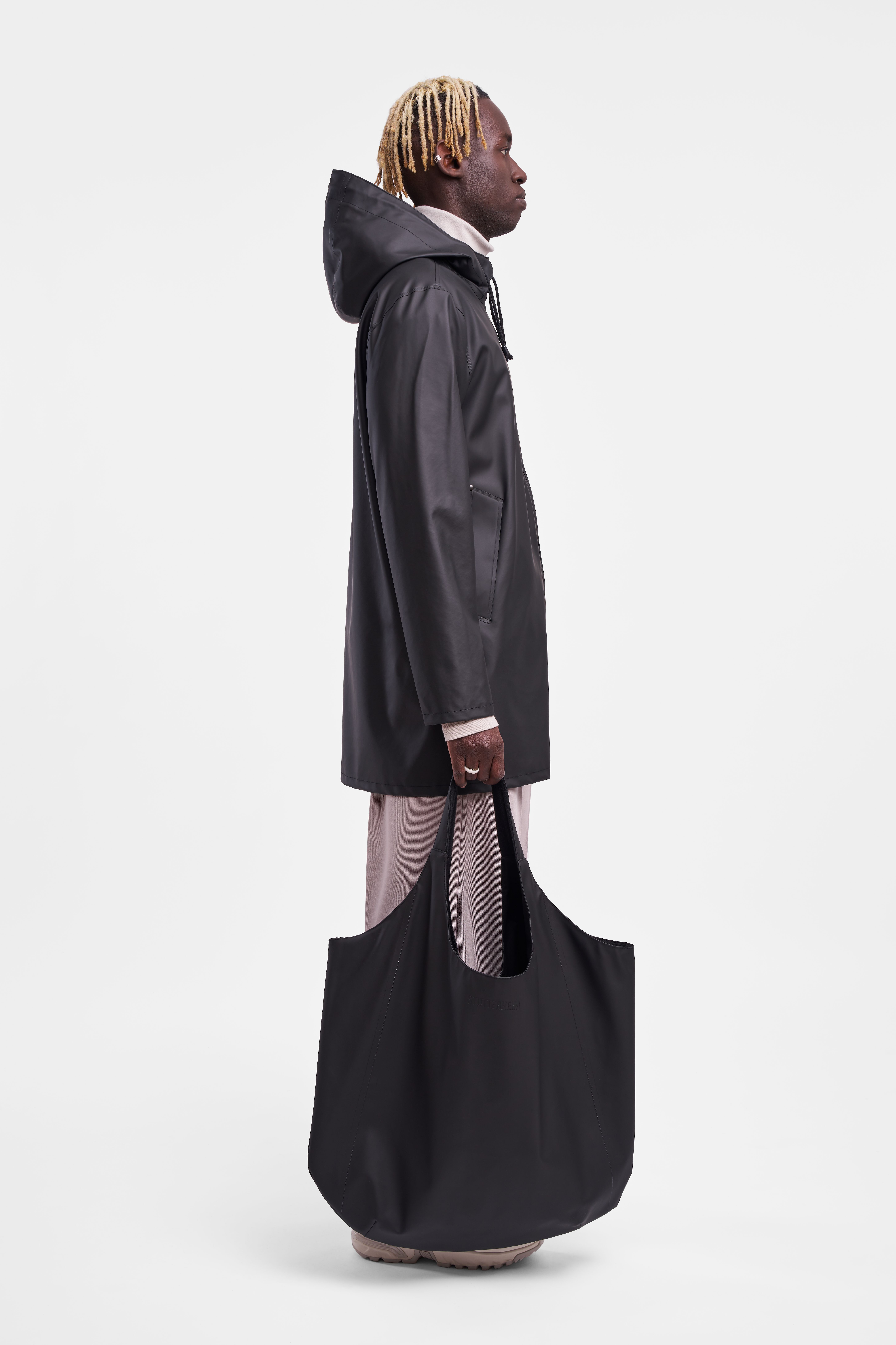 Stutterheim Stockholm 男女共用ジップブラック LW レインコート Stutterheim Stockholm 男女共用ジップブラック LW レインコート