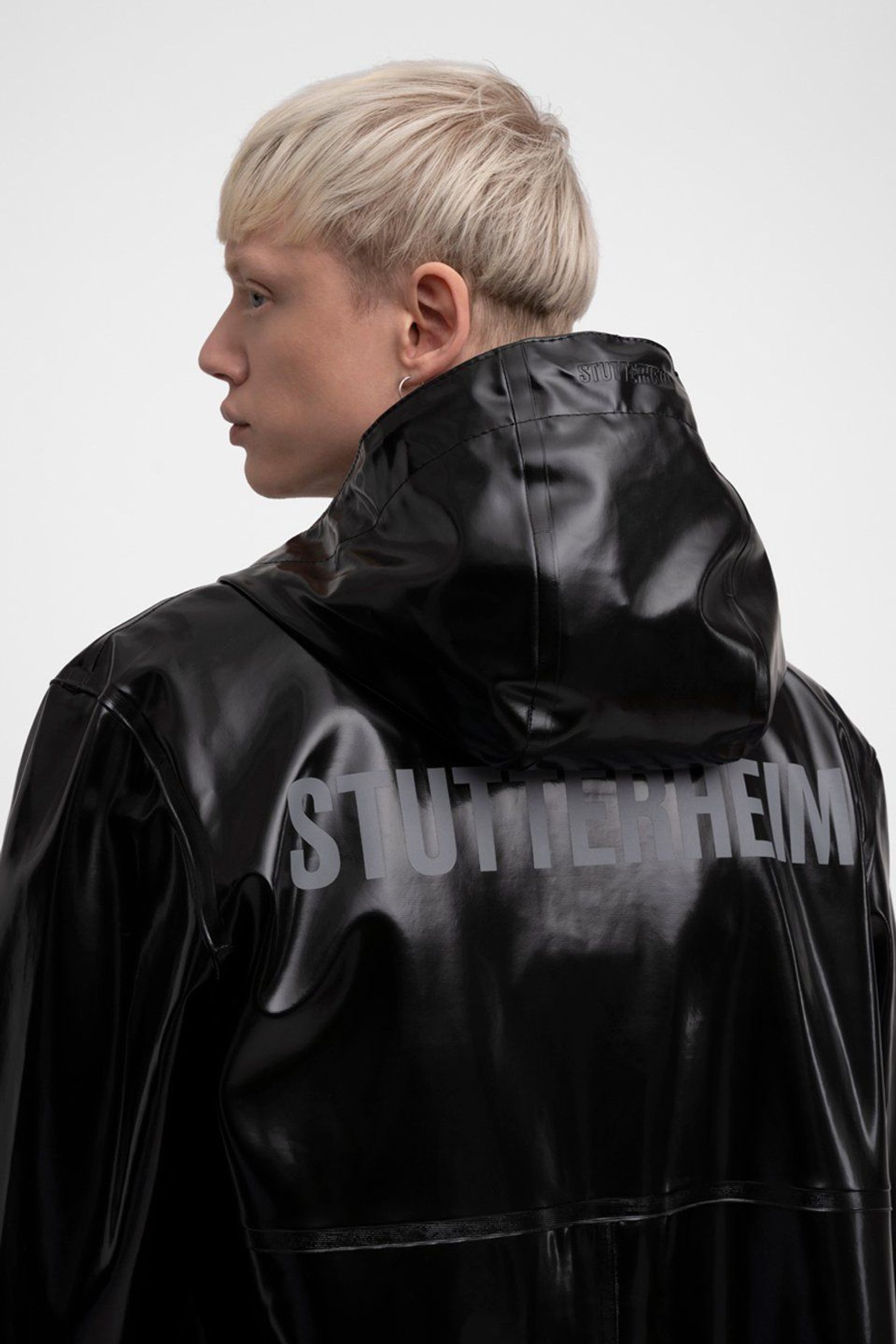 stutterheim stockholm long print opal raincoat black men jackets raincoats