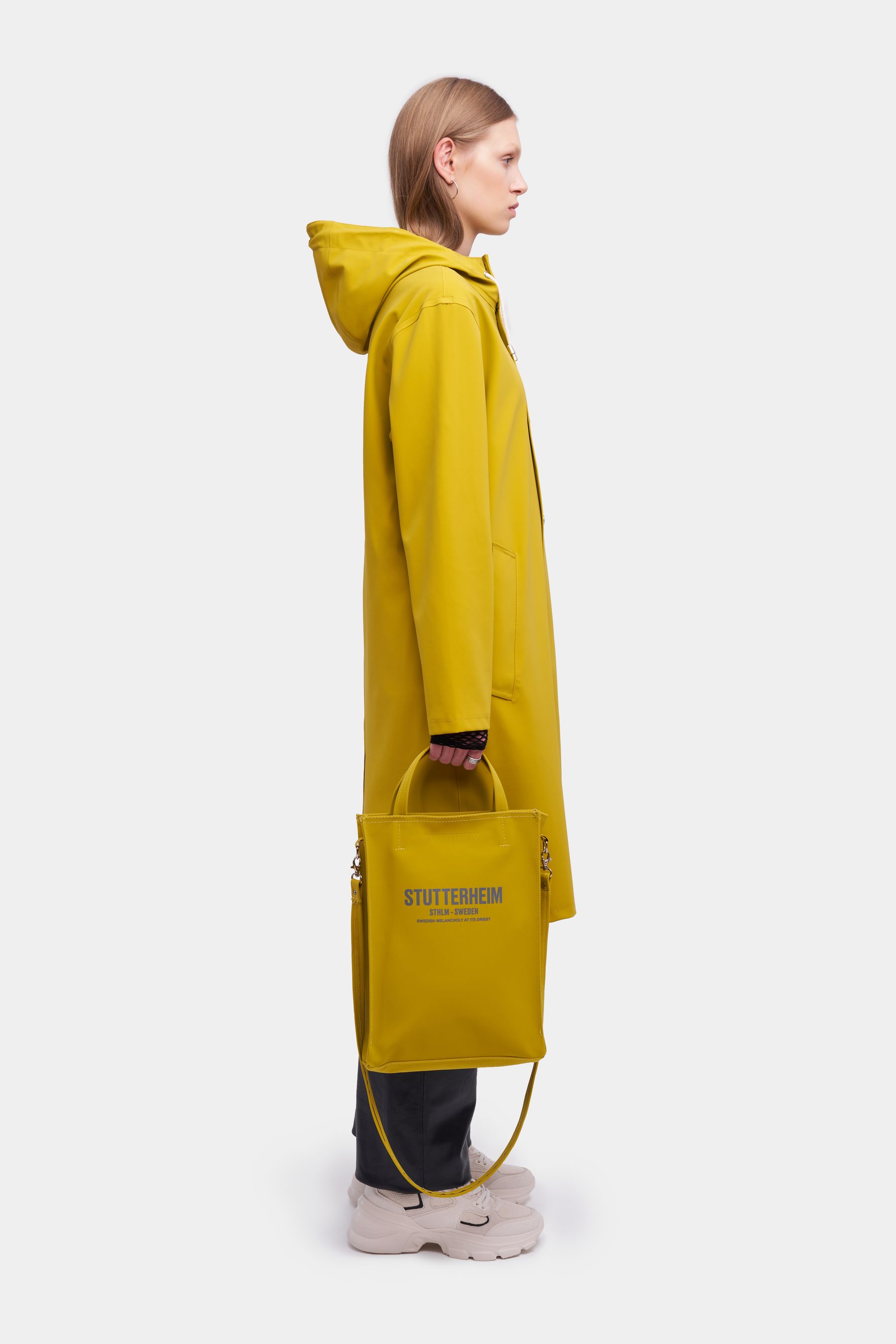 stutterheim stockholm long matte raincoat gold aw23