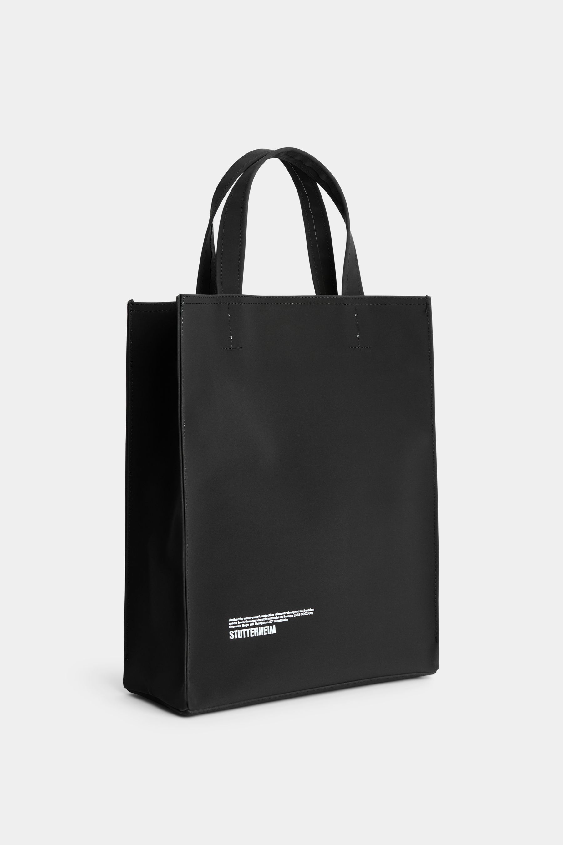 stutterheim stocksund bag matte black accessories bags tote-bags